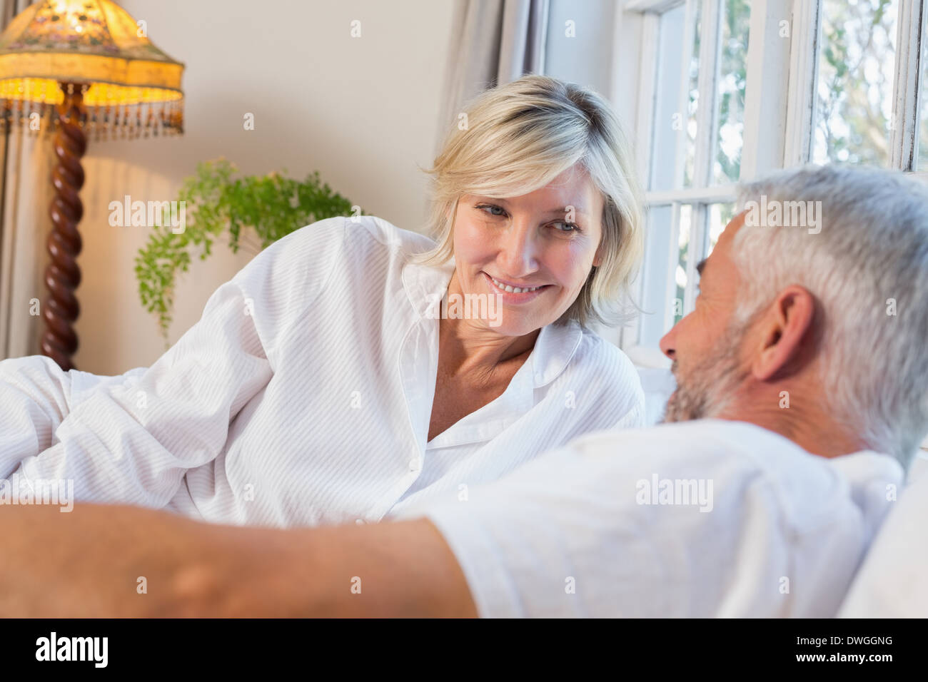 Mature couple Lying in Bed Banque D'Images