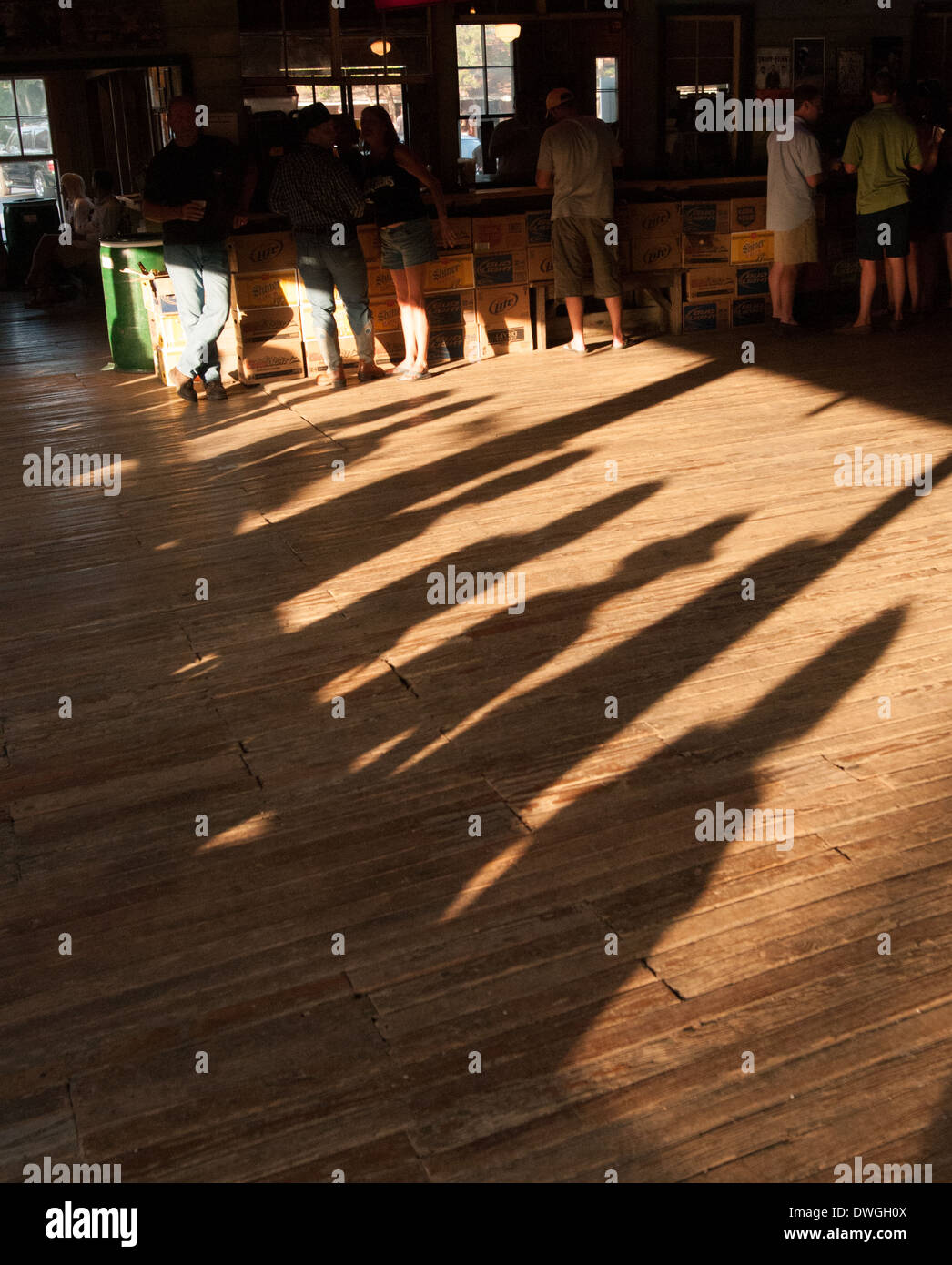 Ombres sur le parquet de Gruene Hall, la plus ancienne salle de danse au Texas. Banque D'Images