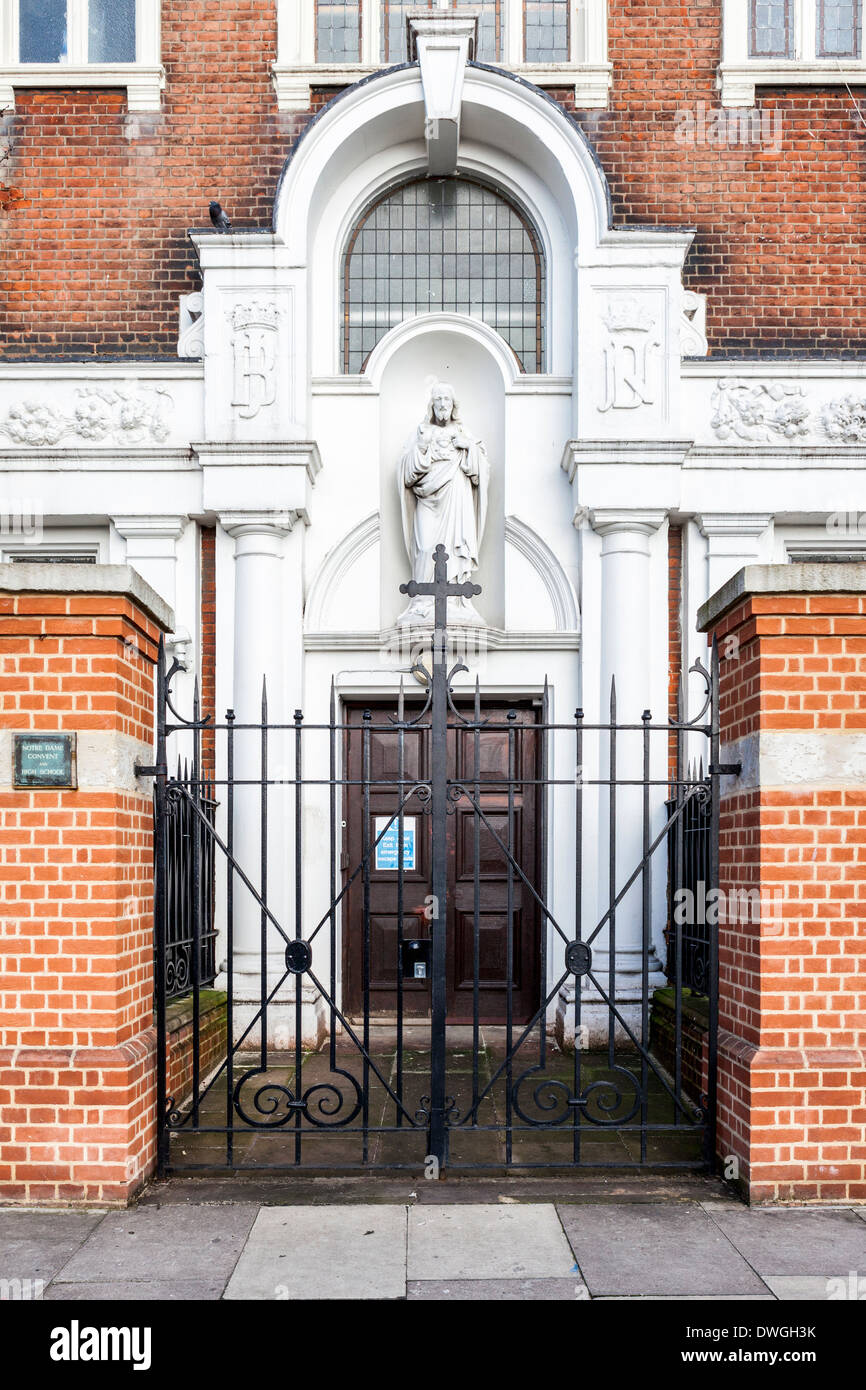 Couvent Catholique Notre Dame et d'entrée à l'école secondaire de filles, croix et porte en fer forgé - Southwark, Londres du sud, SE1 Banque D'Images