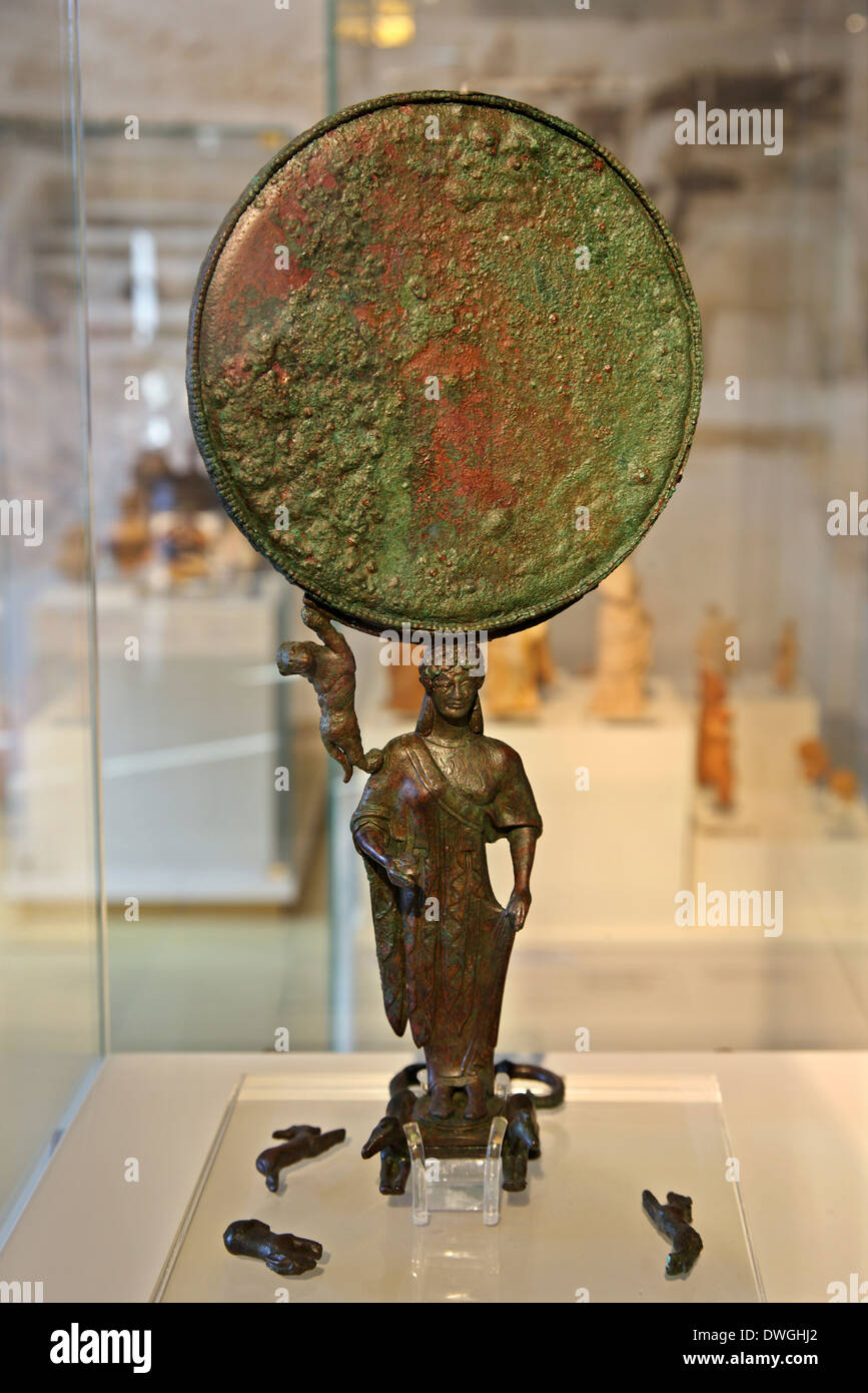 Belle, miroir bronze ancien ('type' à caryatide) dans le musée archéologique de Nauplie, l'Argolide, Péloponnèse, Grèce. Banque D'Images