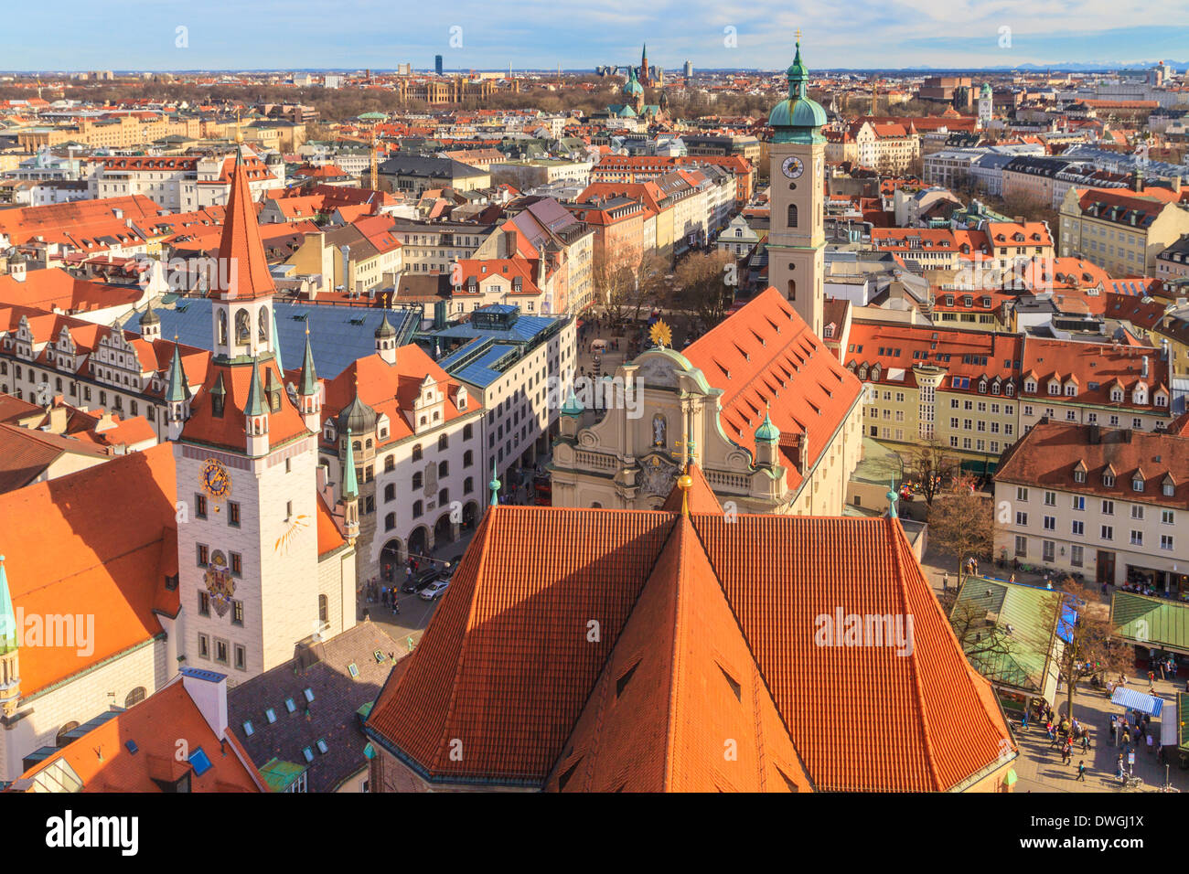 Panorama de Munich avec l'ancien hôtel de ville, Église Saint Esprit et Viktualienmarkt, Bavière, Allemagne Banque D'Images