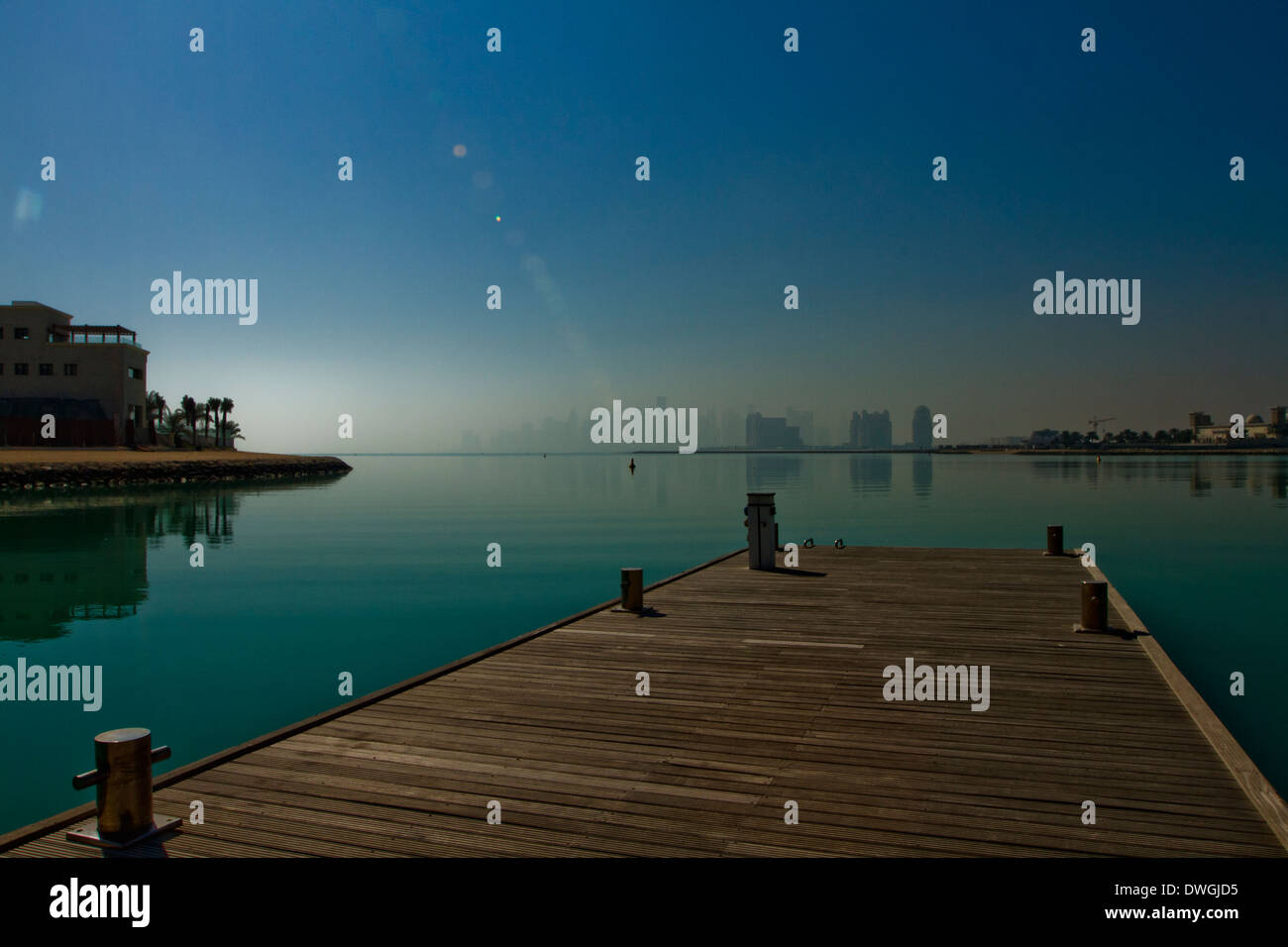 Le Qatar City Scape View Morning Mist Sun Flare Quay Banque D'Images