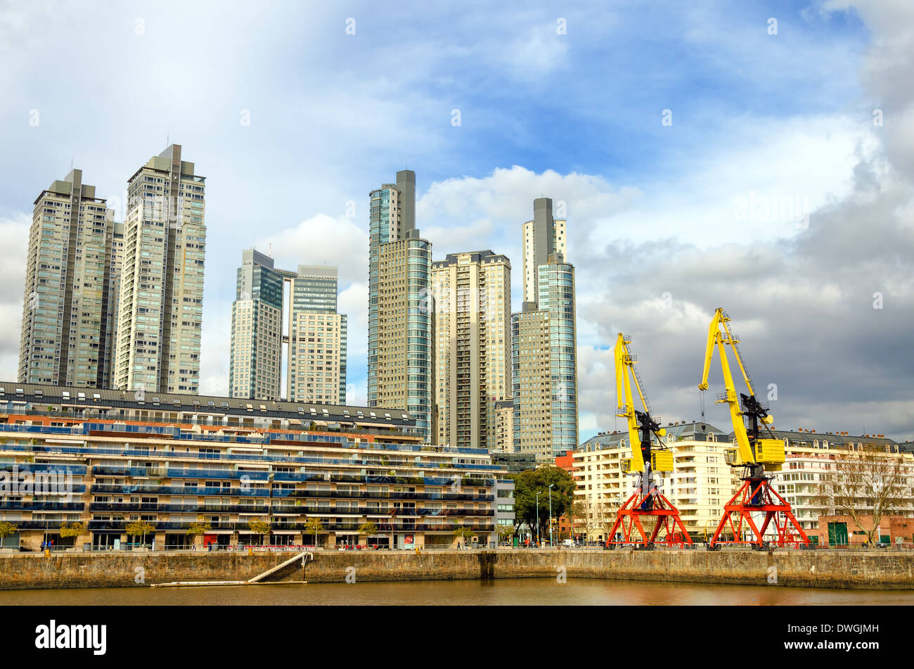 Grand gratte-ciel dans le quartier Puerto Madero de Buenos Aires, Argentine Banque D'Images