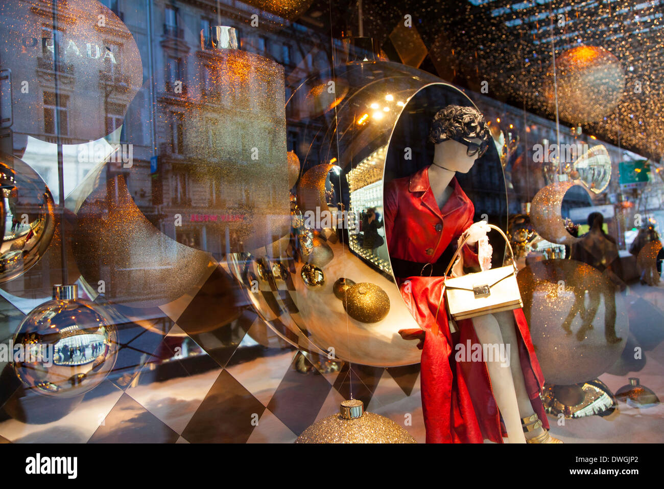 Décorations de Noël dans les fenêtres de Au magasin Le Printemps, Paris, France Banque D'Images