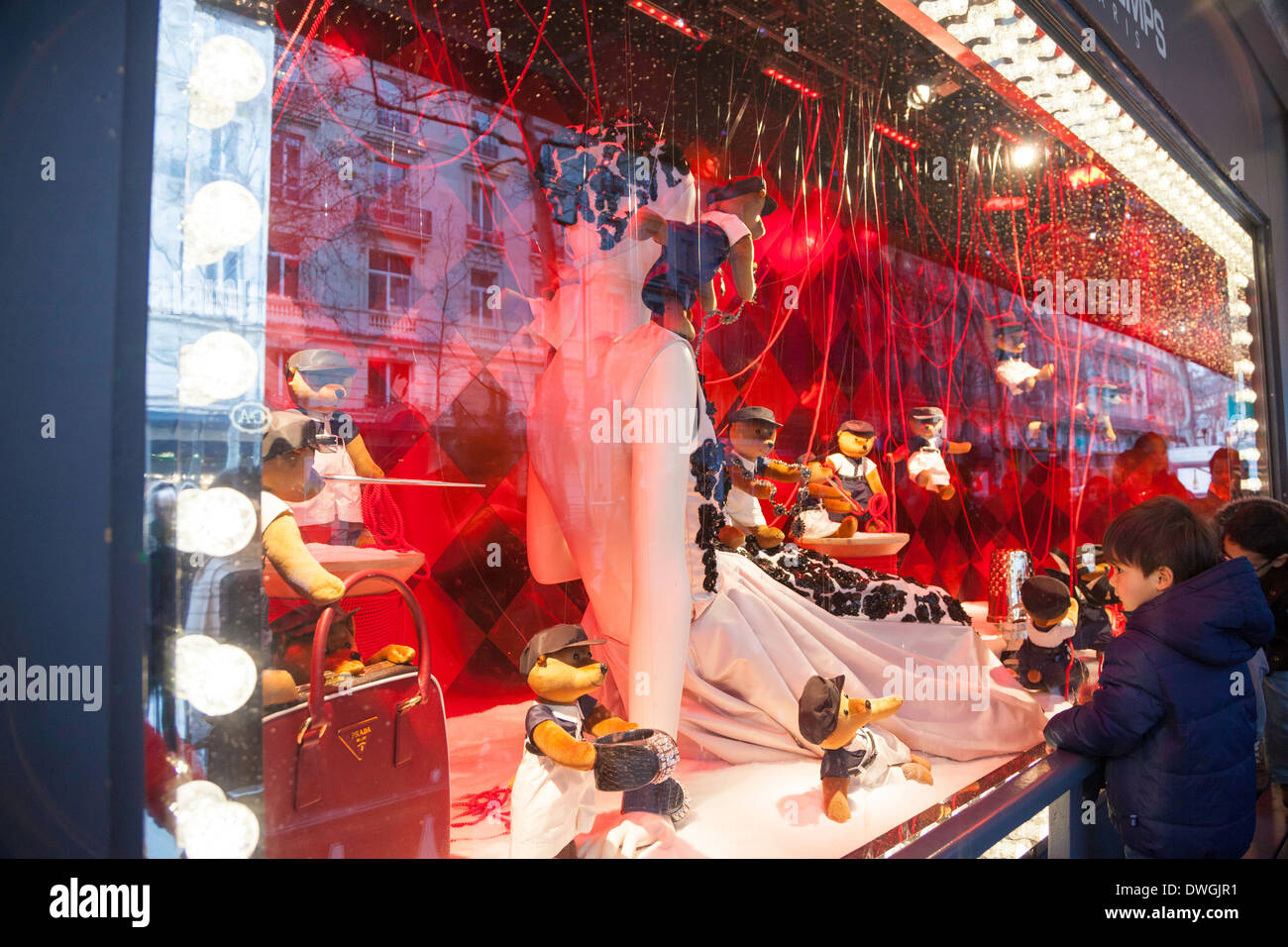 Décorations de Noël dans les fenêtres de Au magasin Le Printemps, Paris, France Banque D'Images