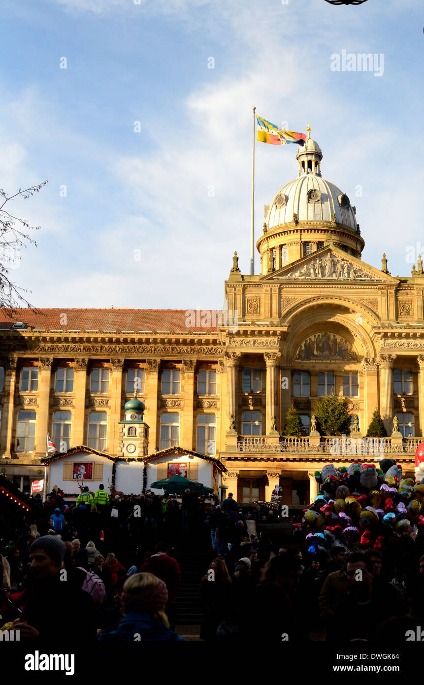 L'Hôtel de ville de Birmingham au cours de la saison du marché de Noël qui vient chaque année de Francfort et Cologne en Allemagne Banque D'Images