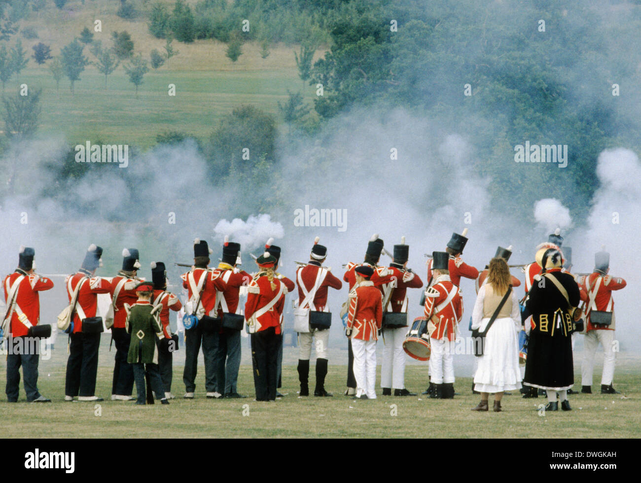 Feu de mousquet britannique, 1815, les soldats déployés comme à la bataille de Waterloo et dans la guerre de la péninsule, reconstitution historique soldat armée fumée fusils tirant des uniformes uniforme England UK Royaume-Uni Angleterre bataille Banque D'Images