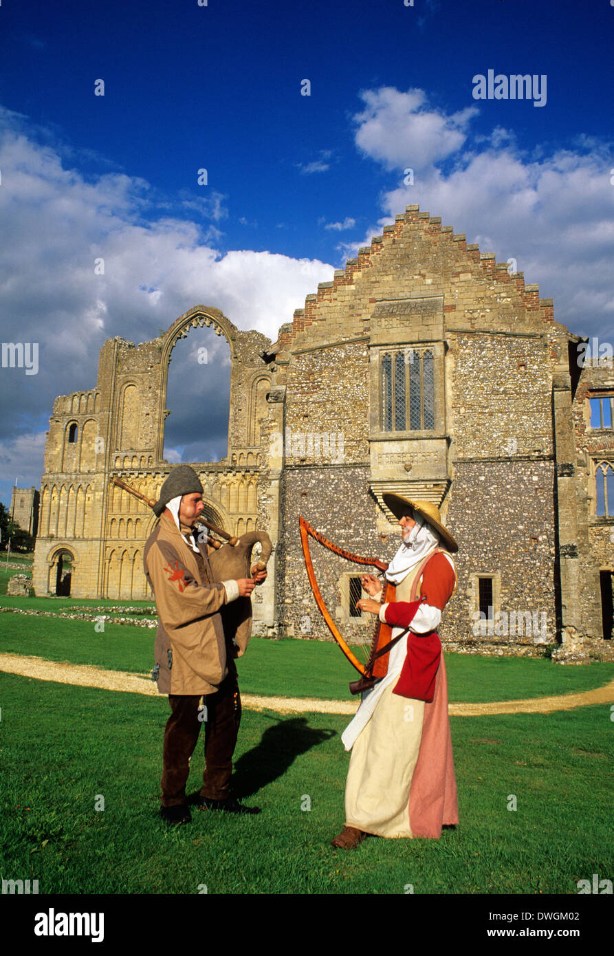 Castle Acre Prieuré médiéval anglais, musiciens, la cornemuse et la harpe, Norfolk, reconstitution historique costumes costume fashion fashions England UK Banque D'Images