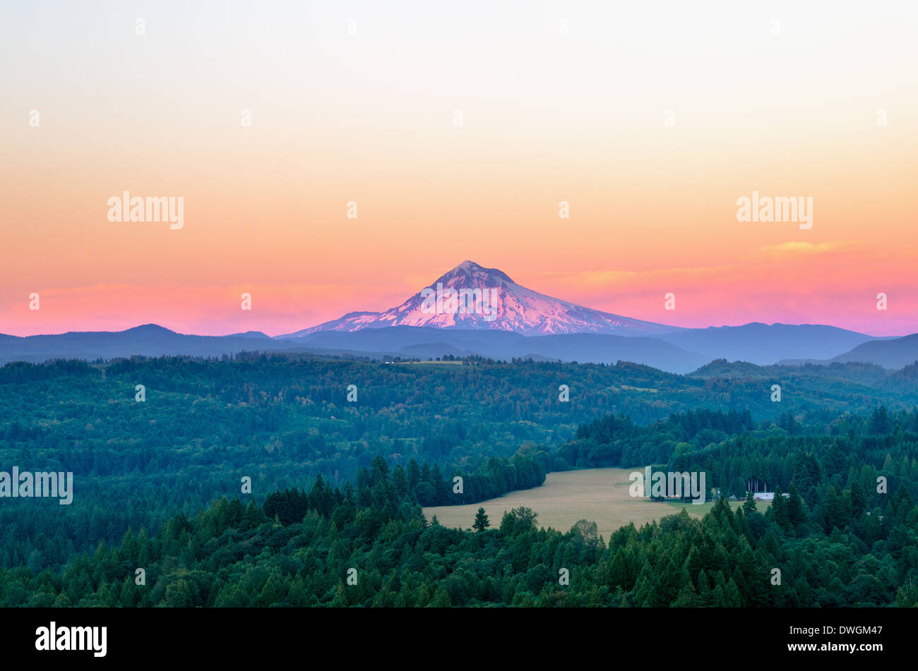 Mount Hood au coucher du soleil avec une lueur violette Banque D'Images