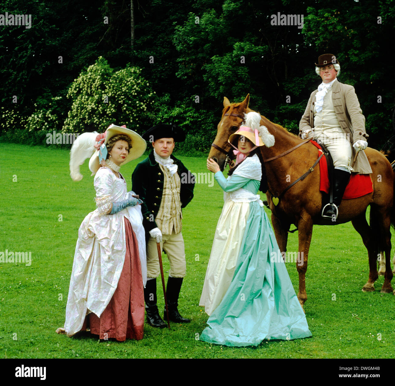 18ème siècle anglais Gentry c.1780 dans un parc, Parc Wrest Bedfordshire, reconstitution historique mesdames messieurs horse robe costume costumes fashion fashions England UK Banque D'Images