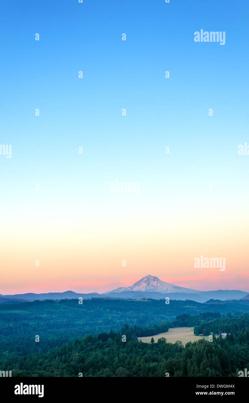 Un coup vertical de Mount Hood au coucher du soleil avec un grand nombre de copie espace Banque D'Images