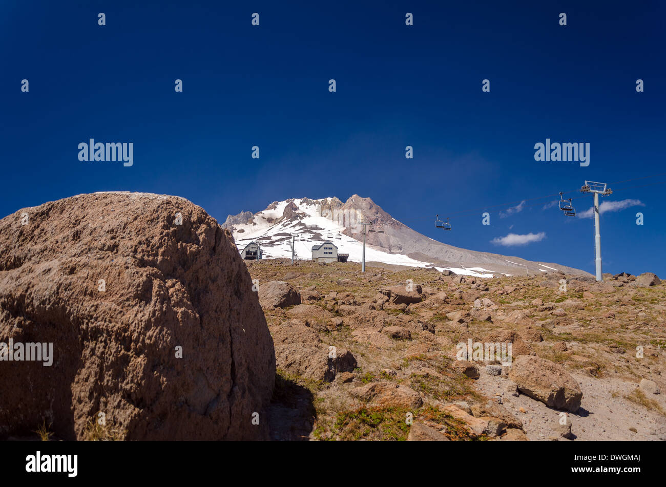 Vue sur le sommet du Mont Hood avec un rocher dans l'avant-plan Banque D'Images