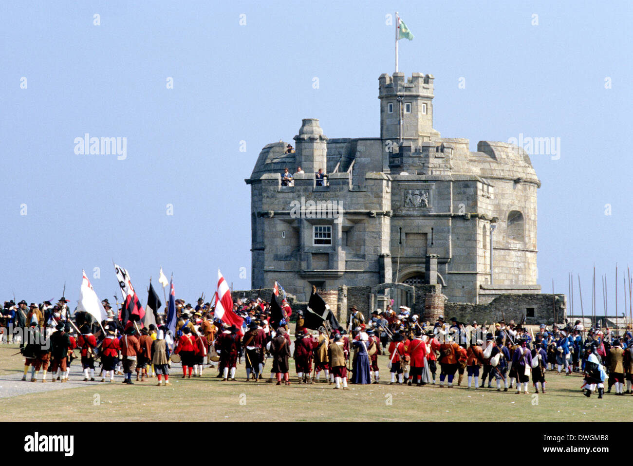 Guerre civile anglaise 1758 à le château de Pendennis, 17e siècle, reconstitution historique des soldats soldat Cornwall, England UK cavalry Banque D'Images