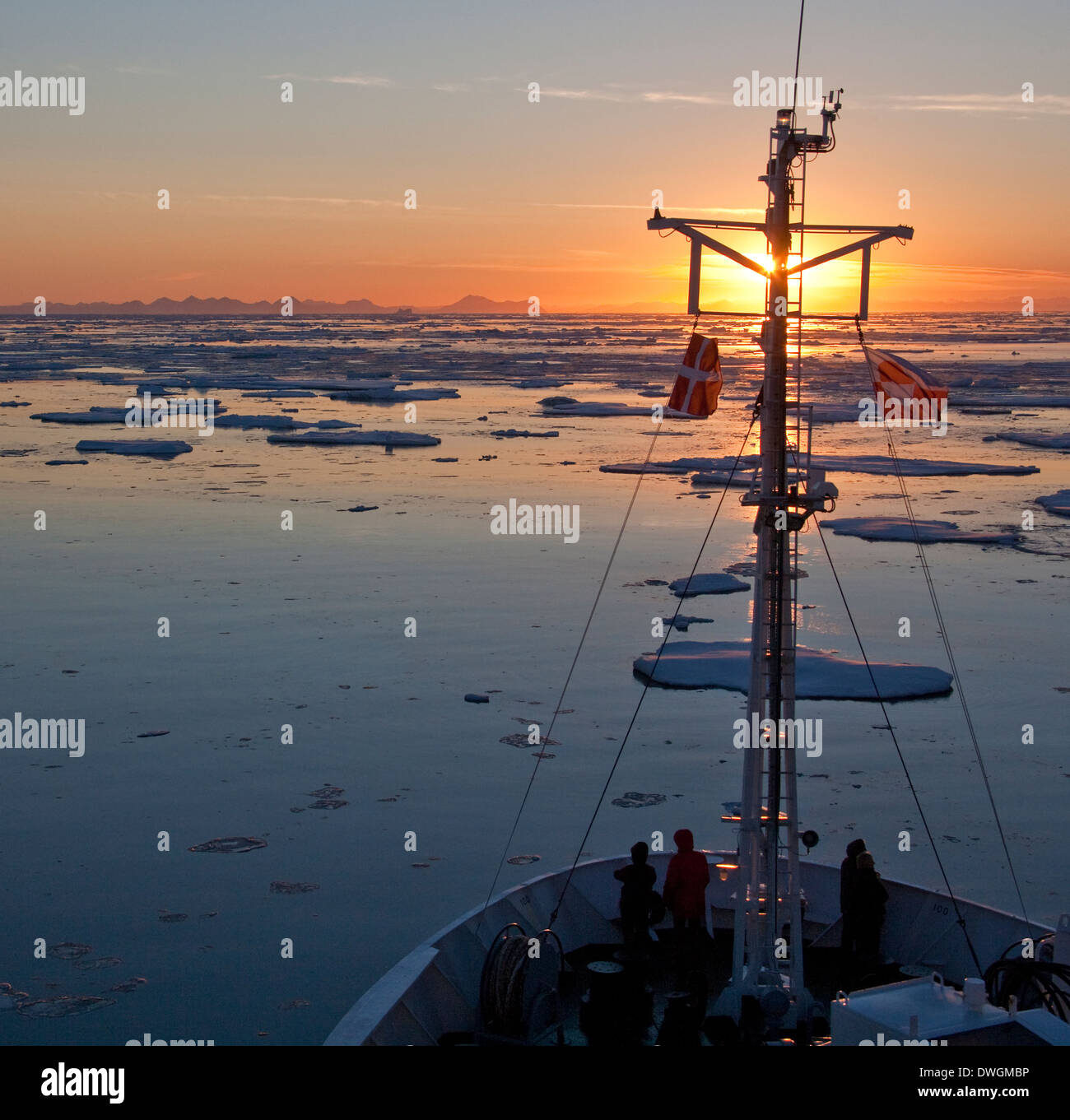 Soleil de minuit dans l'océan Arctique au large de la côte est du Groenland. Banque D'Images