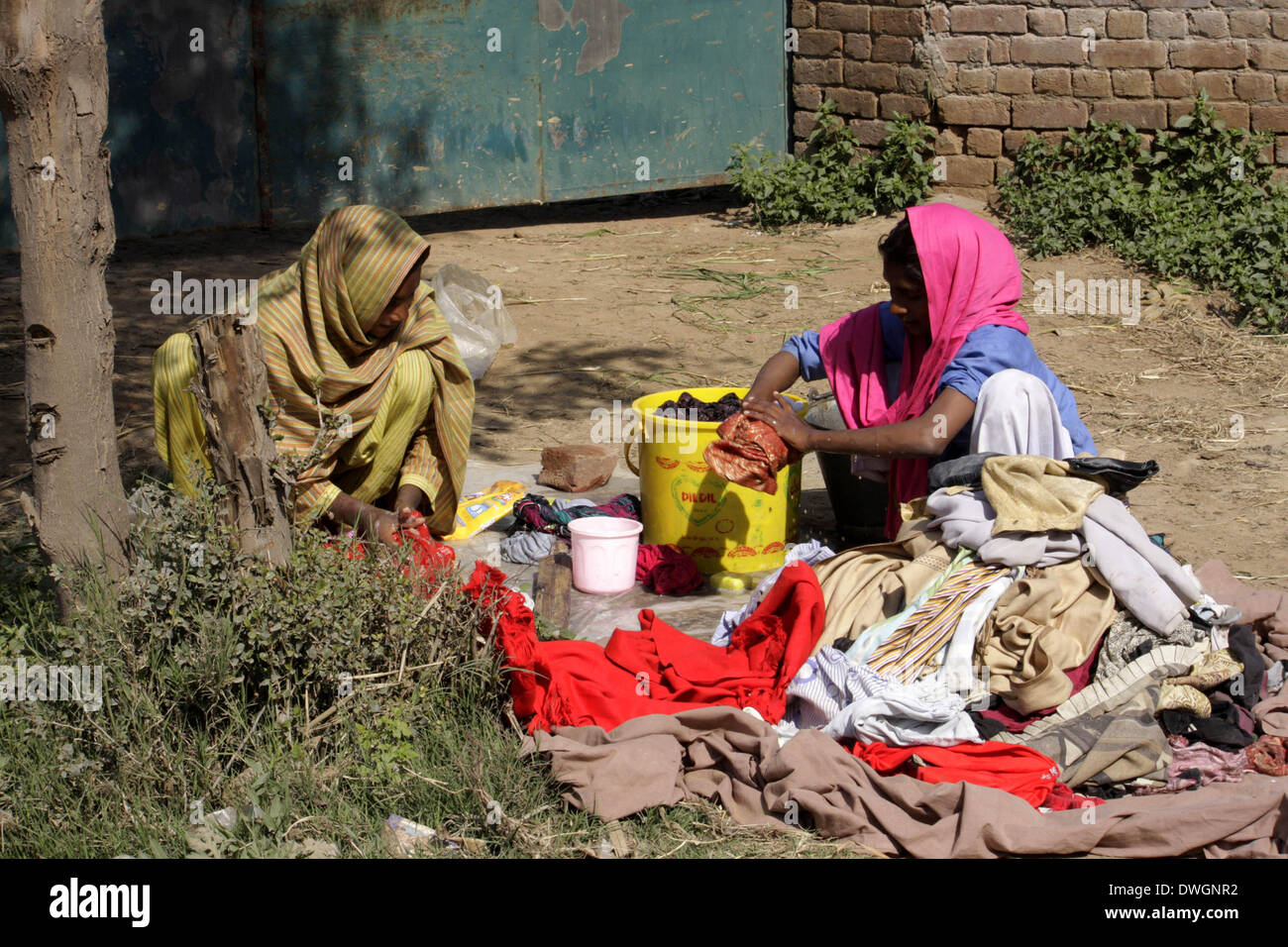 Lahore. Mar 8, 2014. Lavez les vêtements femmes pakistanaises à l'extérieur  de leur maison dans l'est du Pakistan, Lahore, 8 mars 2014, qui est la  Journée internationale des femmes. Les femmes ont