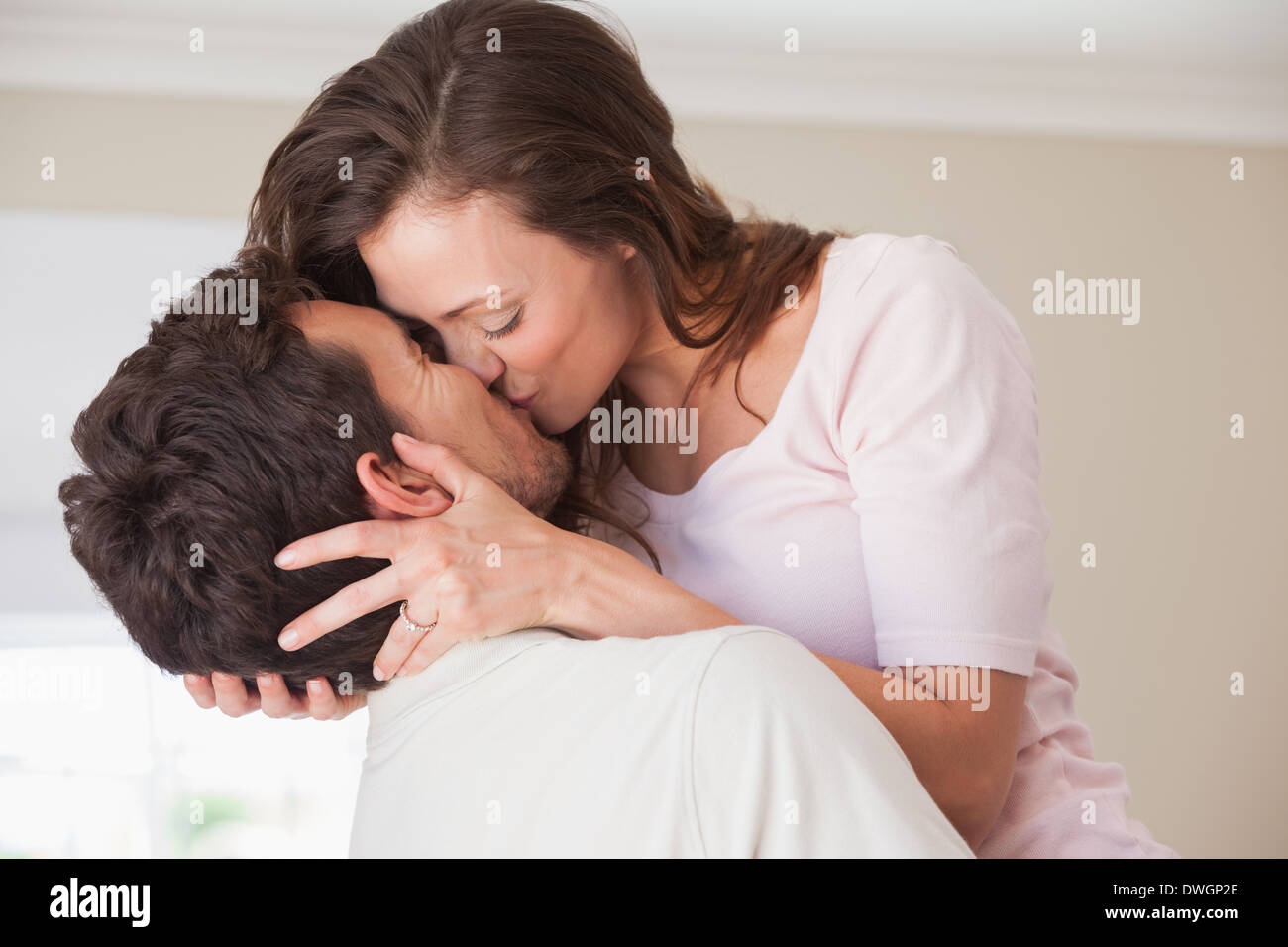 Vue latérale d'un couple d'amoureux s'embrasser Banque D'Images