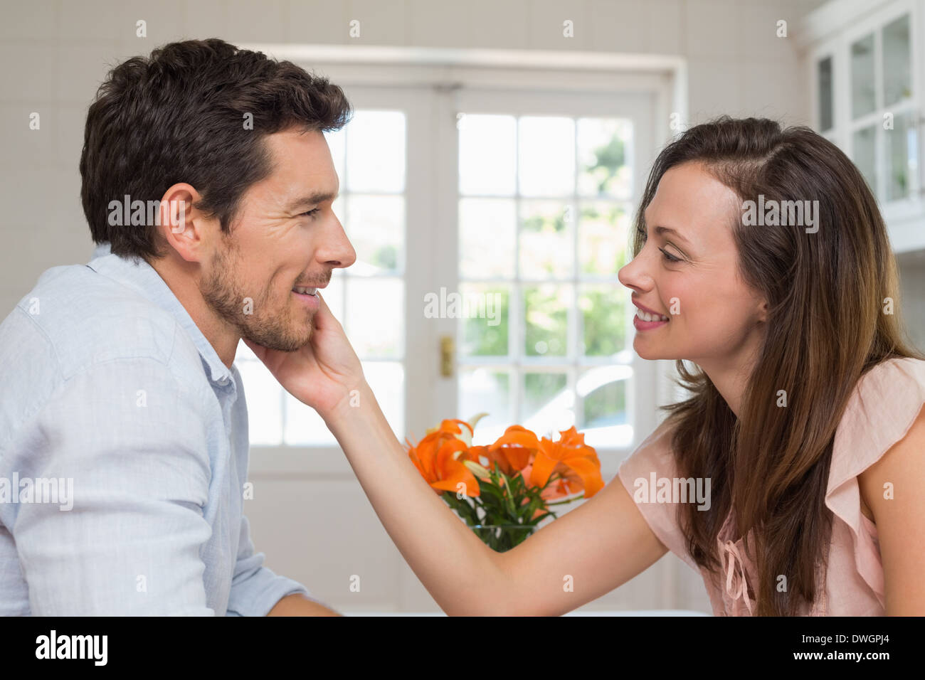 Loving young couple at home Banque D'Images