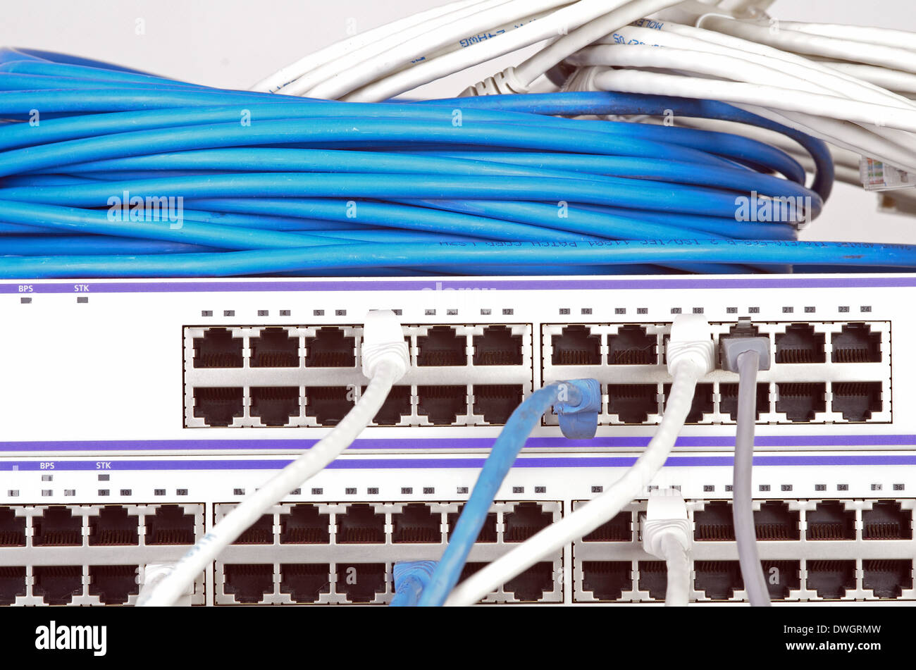 Photo de gros serveur et fils. Banque D'Images