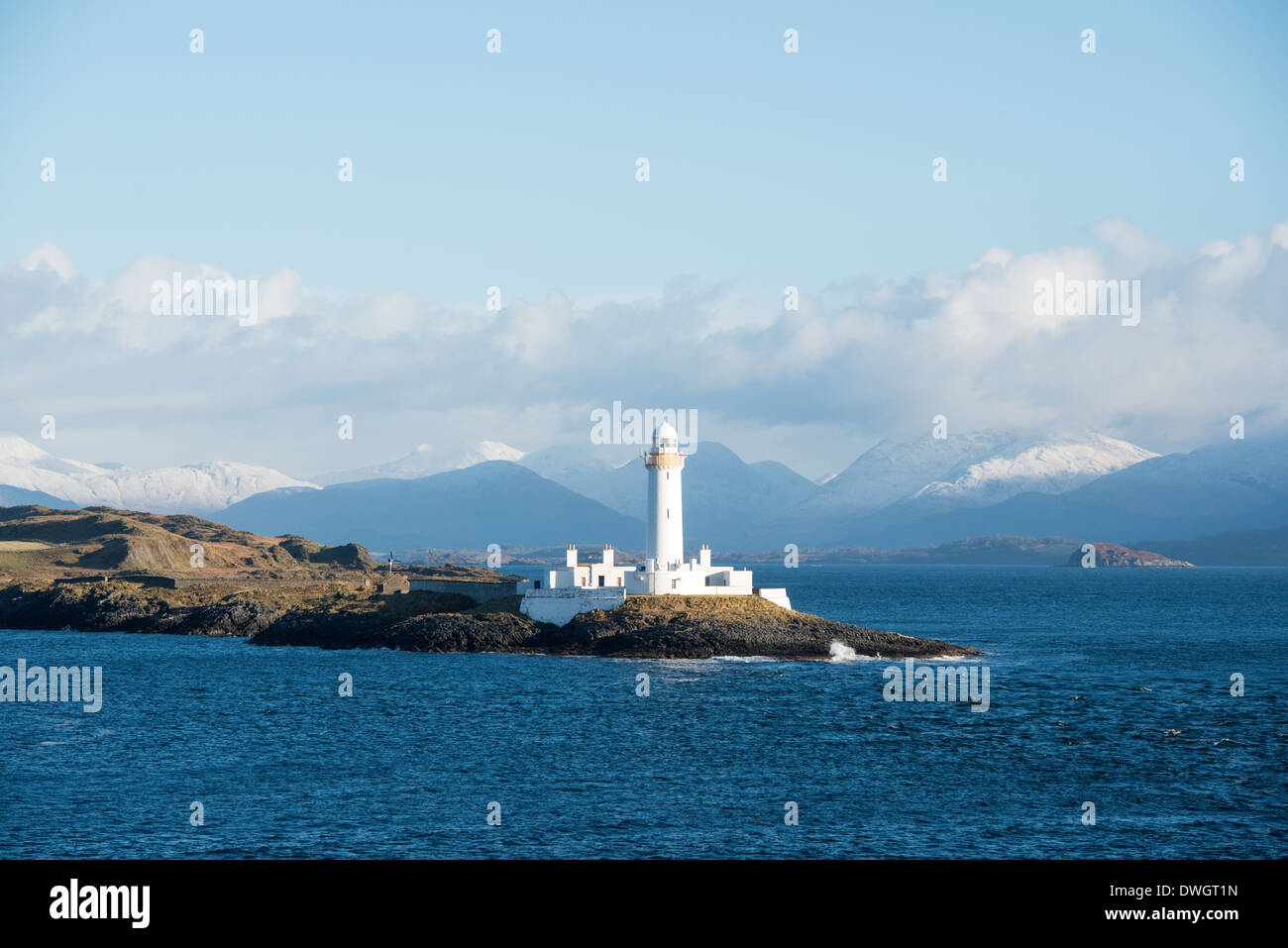 L'îlot et le phare Eilean Musdile au sud de Lismore dans l'Hébrides intérieures. Vu de Oban ferry à Mull. Banque D'Images