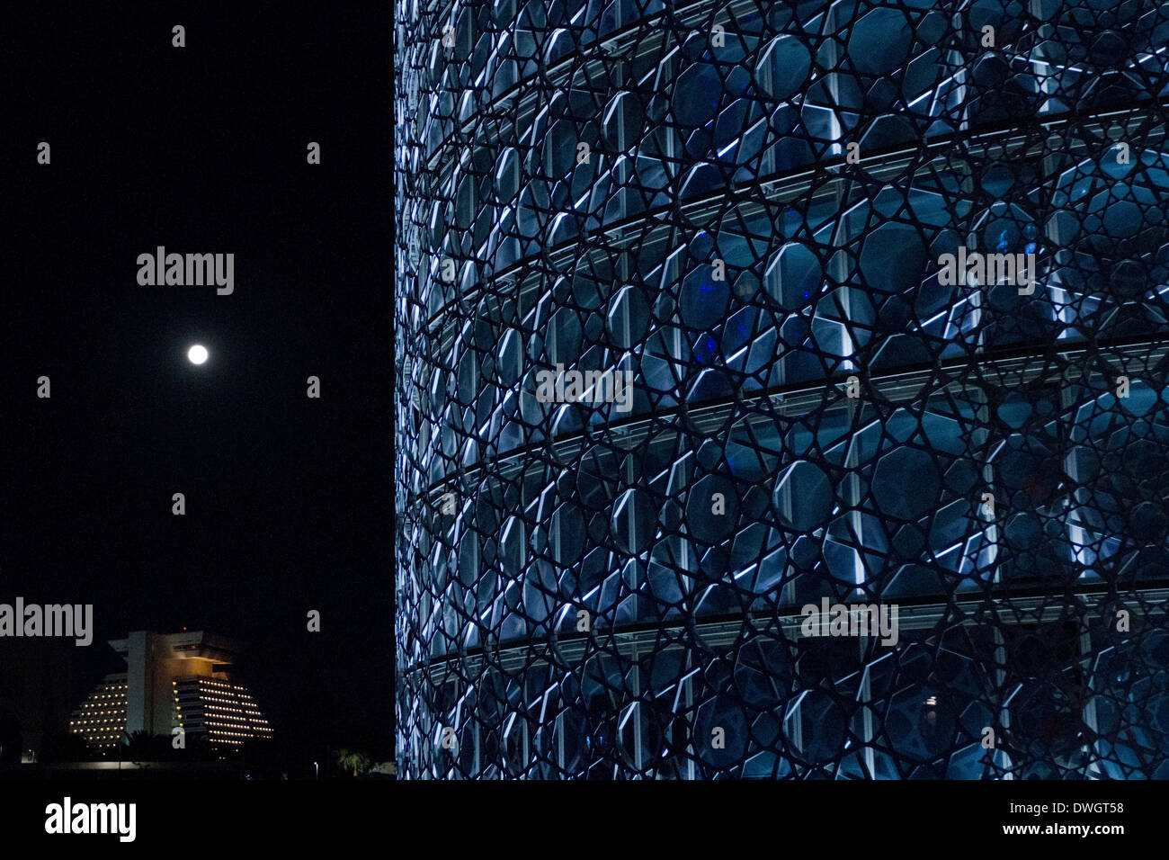 Gratte-ciel moderne de Doha Qatar Lumières Lune Nuit Banque D'Images