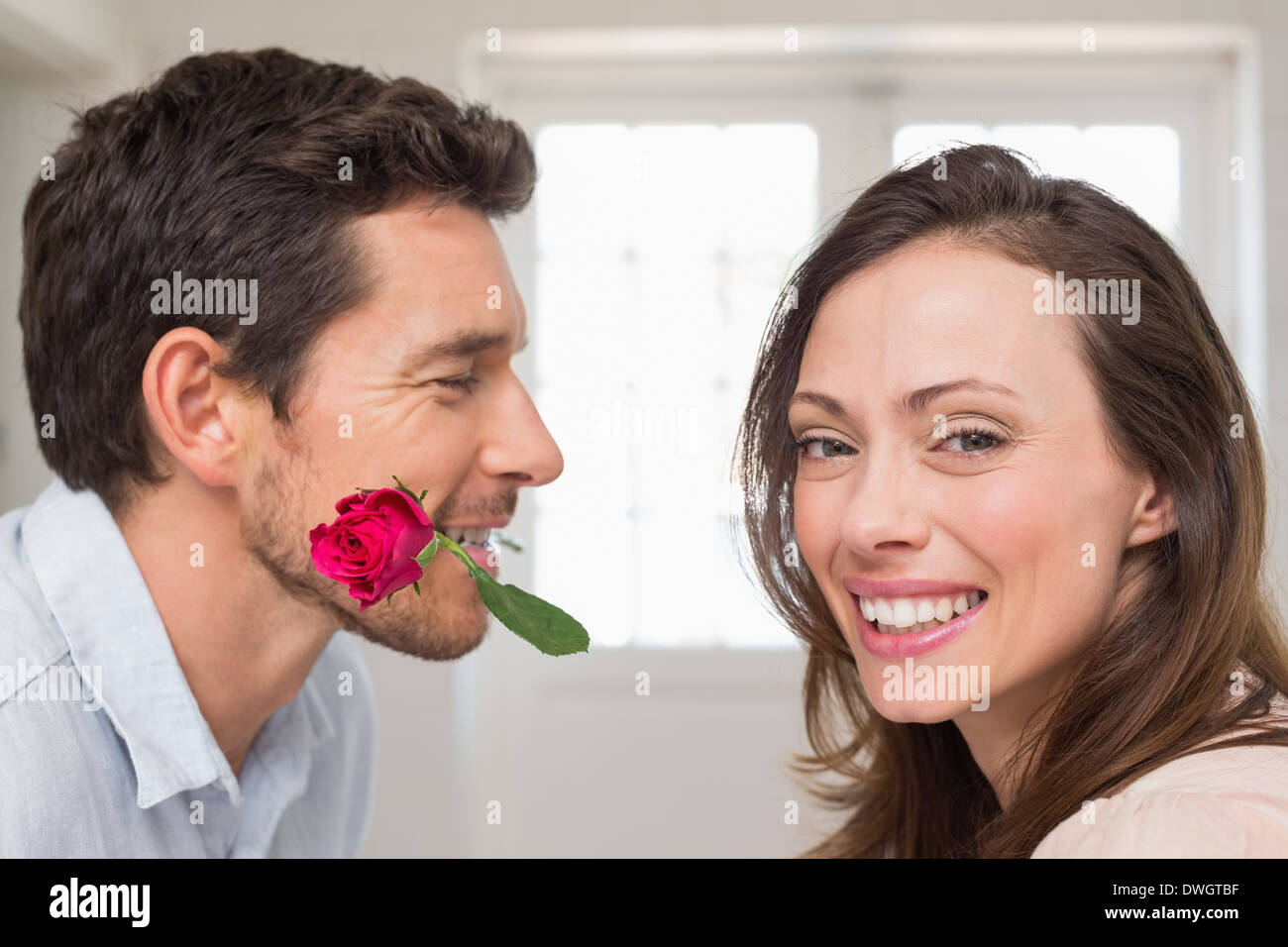 Couple aimant avec une rose à la maison Banque D'Images