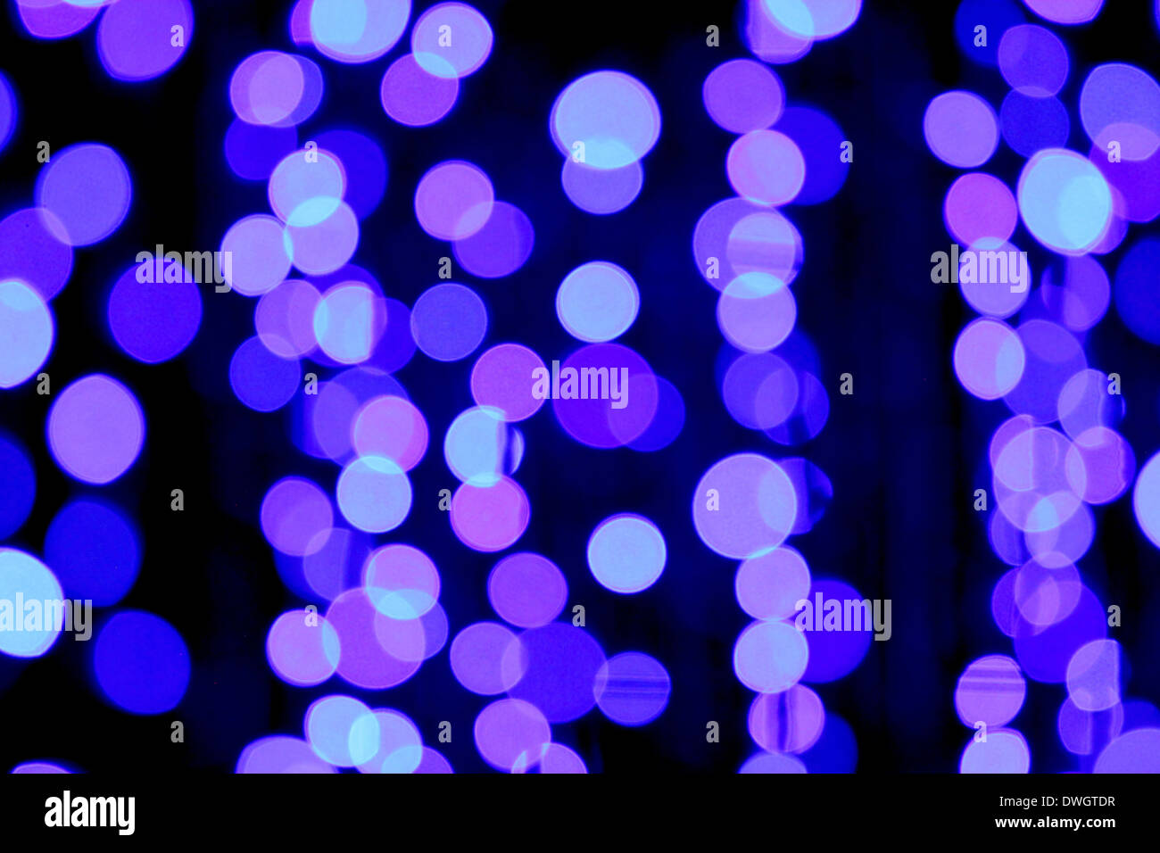L'image floue avec bleu et violet bokeh mix de nuit. Banque D'Images