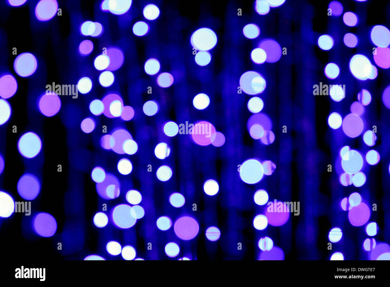 L'image floue avec bleu et violet bokeh mix de nuit. Banque D'Images