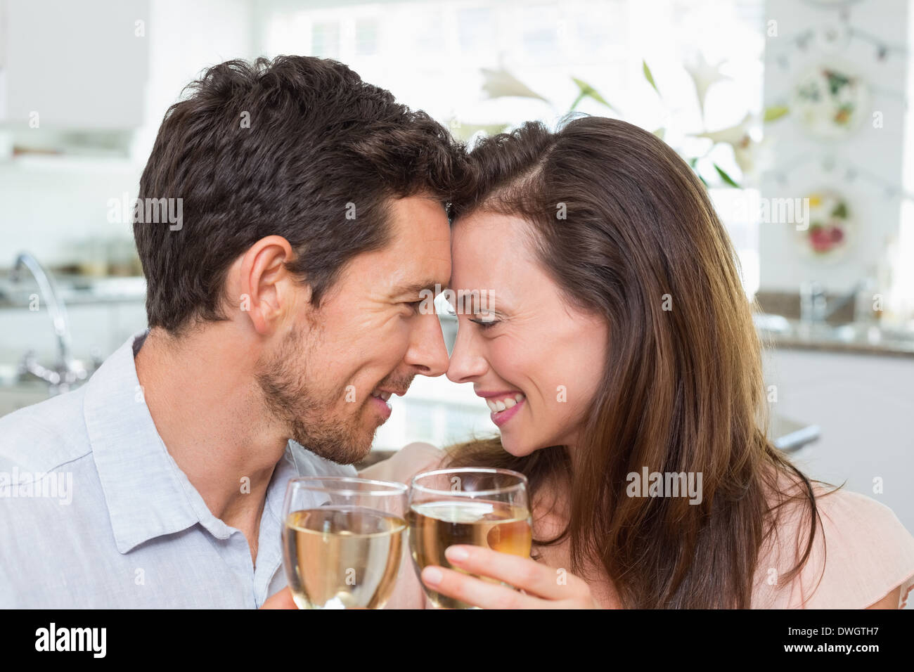 Couple aimant avec des verres à vin à la maison Banque D'Images