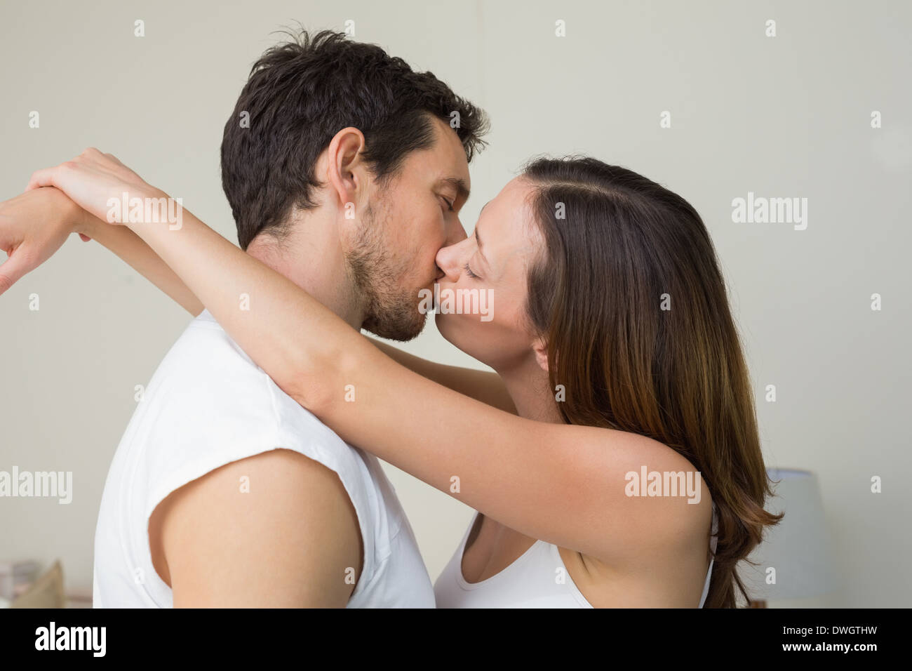 Vue latérale d'un couple d'amoureux s'embrasser Banque D'Images