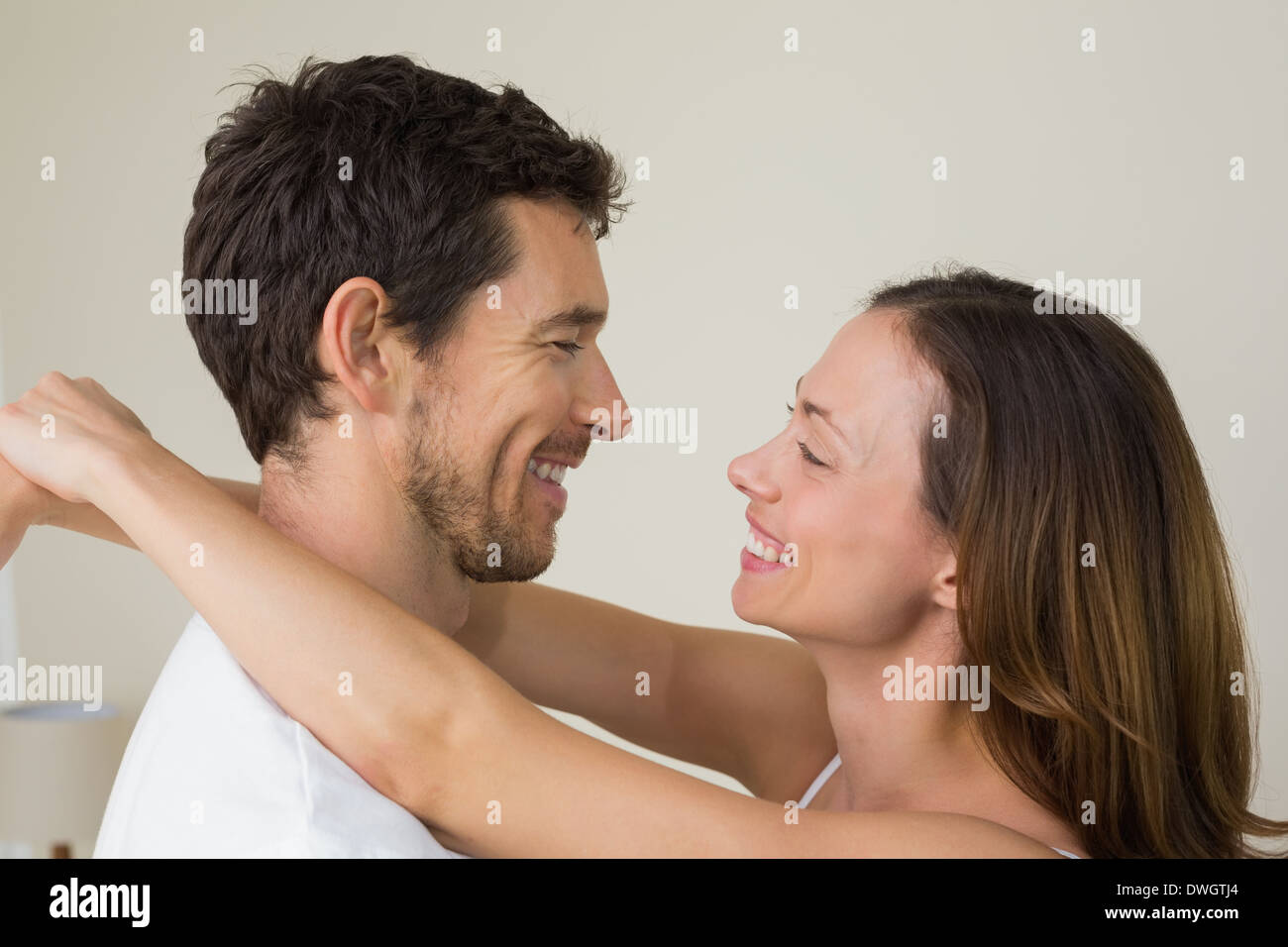 Loving couple at home Banque D'Images