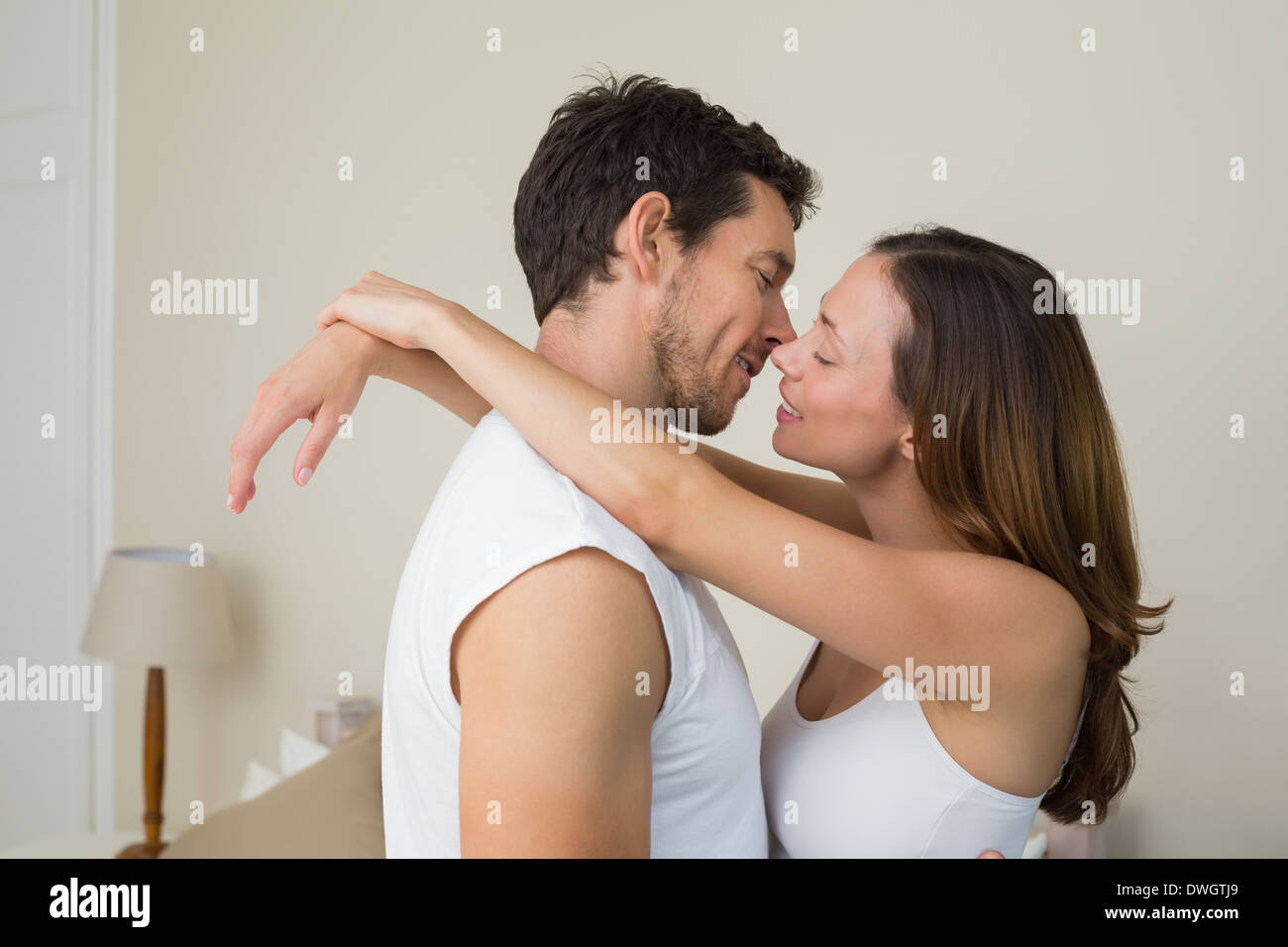 Jeune couple aimant à propos d'embrasser à la maison Banque D'Images
