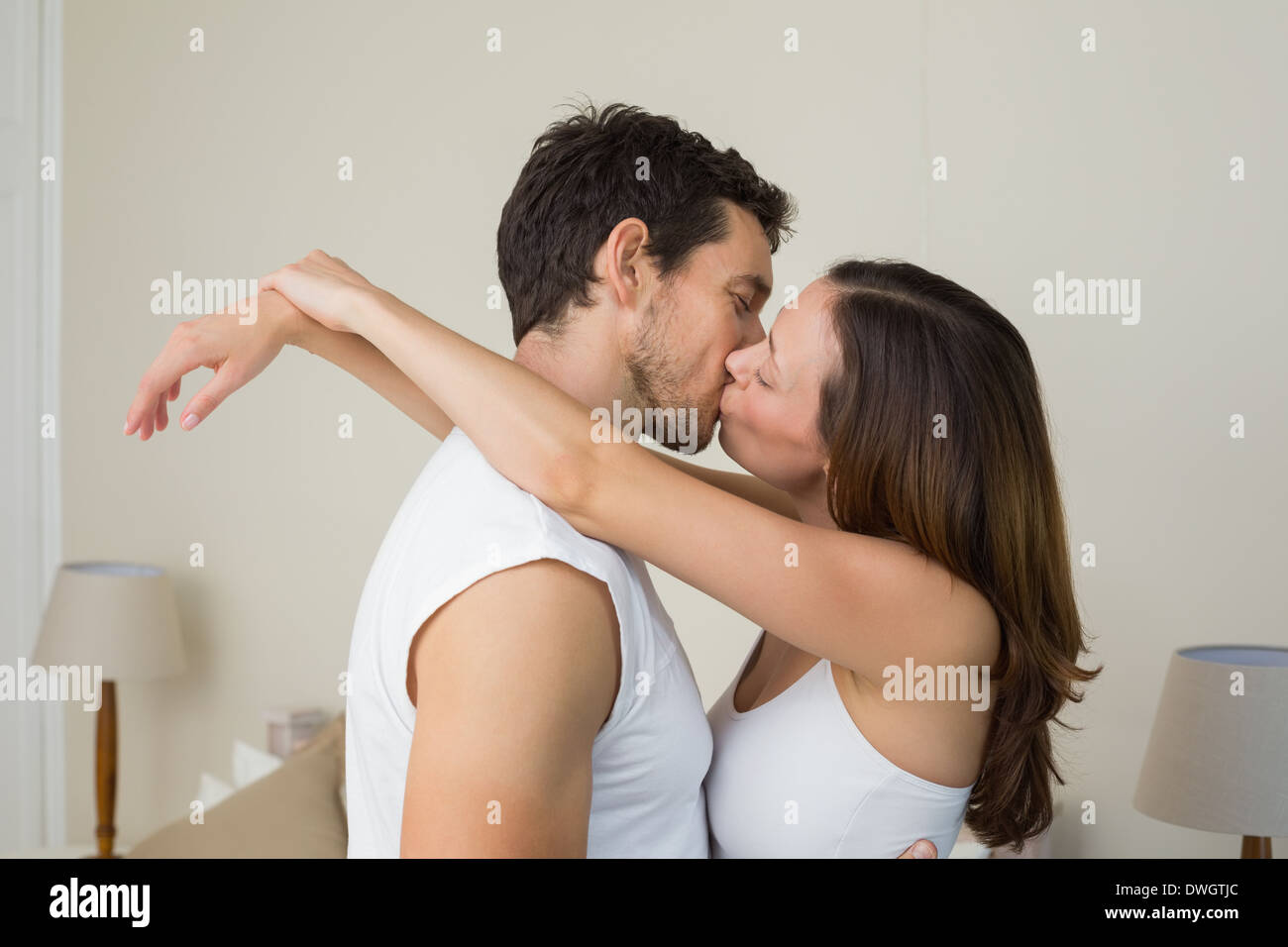 Jeune couple aimant à propos d'embrasser à la maison Banque D'Images