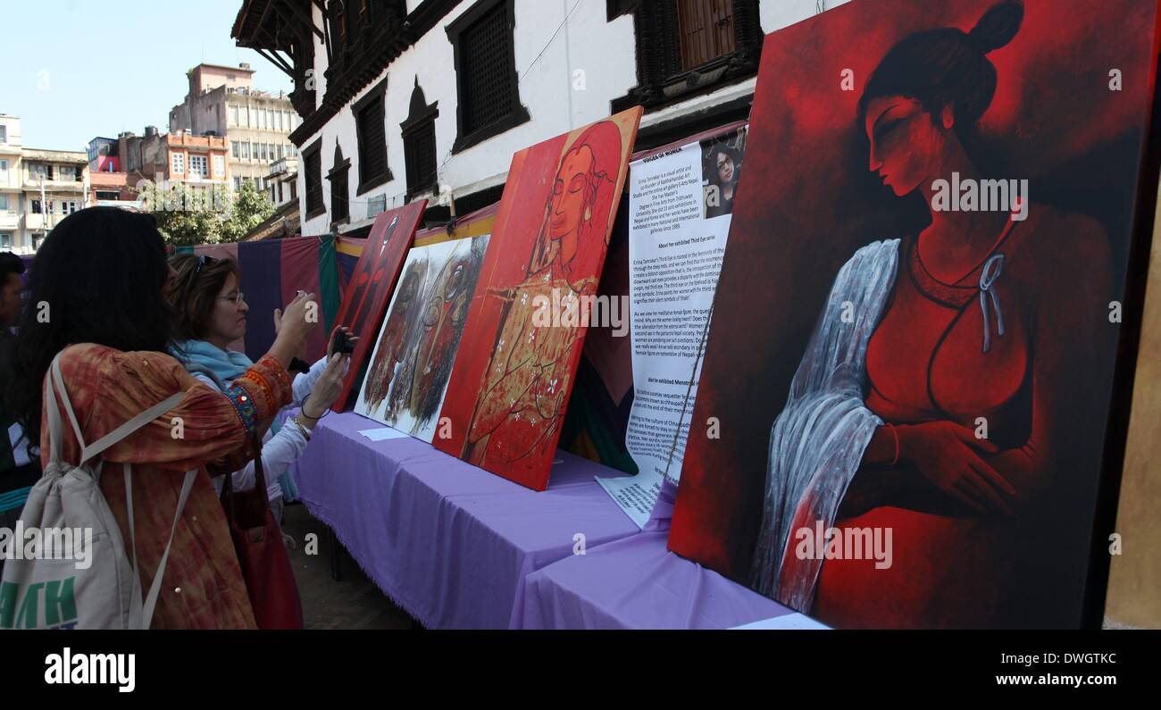 Katmandou, Népal. Mar 8, 2014. Les femmes prennent des photos lors d'une exposition de peinture pour marquer la Journée internationale des femmes à Katmandou, Népal, 8 mars 2014. © Sunil Sharma/Xinhua/Alamy Live News Banque D'Images