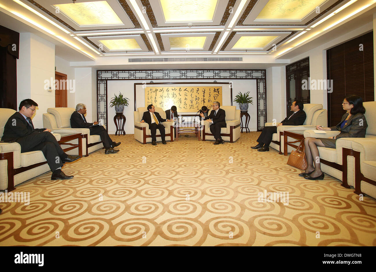 Beijing, Chine. Mar 8, 2014. Le Vice-Ministre chinois des affaires étrangères, M. Xie Hangsheng (3e R) rencontre avec le Chargé d'affaires en Chine Bala Chandran Tharman (2L) et l'Ambassadeur de Chine vietnamiens Nguyen Van Tho (3L) sur le vol, le "à destination de Pékin, avec plus de 150 ressortissants chinois à bord, à Beijing, Chine, le 8 mars 2014. Credit : Wang Shen/Xinhua/Alamy Live News Banque D'Images