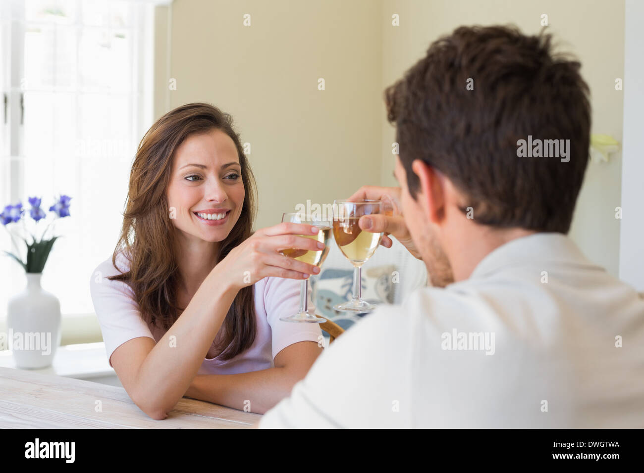 Couple toasting with wine lunettes à la maison Banque D'Images