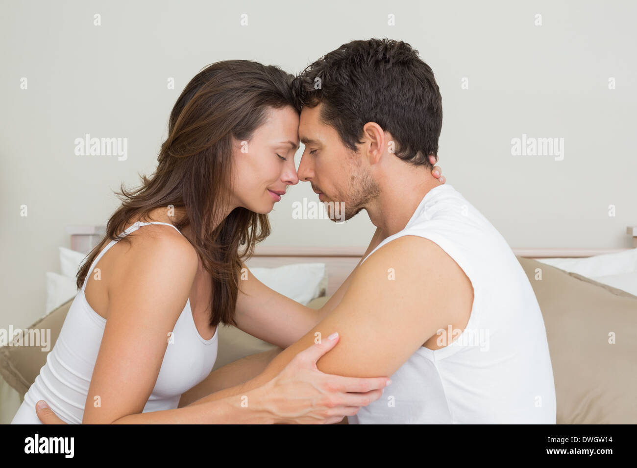 Couple aimant avec les yeux fermés à la maison Banque D'Images
