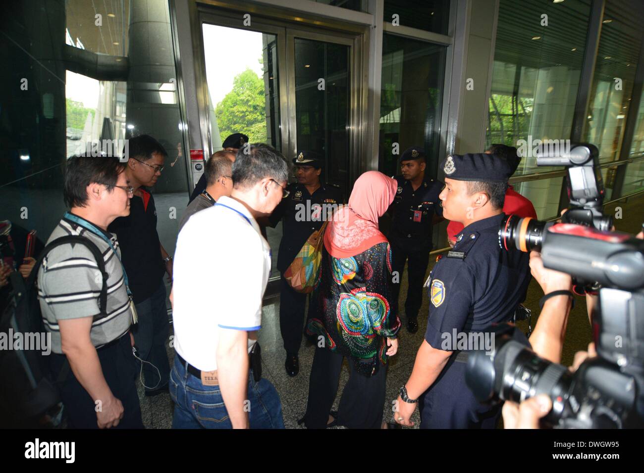 Kuala Lumpur, Malaisie. Mar 8, 2014. Les proches des passagers de l'avion malaisien disparu arrivent à l'aéroport de Kuala Lumpur, Malaisie, le 8 mars 2014. Le Vietnam a déjà envoyé des avions et navires de sauvetage maritime pour rechercher l'avion malaisien disparu, Pham Hien, directeur du Bureau des affaires maritimes de recherche et de centre de coordination de sauvetage (MRCC) Zone 3, a déclaré à Xinhua le samedi après-midi. Credit : Chong Chung Voon/Xinhua/Alamy Live News Banque D'Images