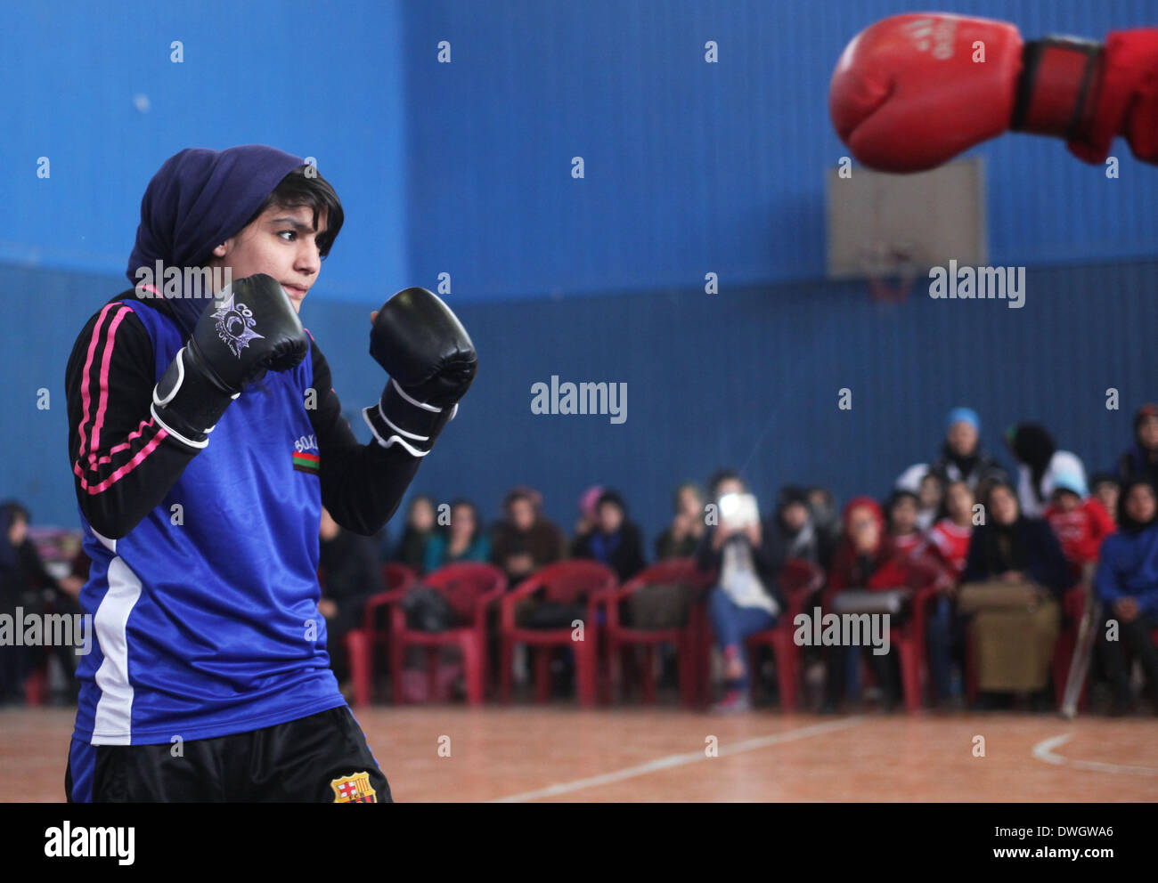 Kaboul, Afghanistan. Mar 8, 2014. Les membres féminins de l'équipe nationale de boxe Afghans montrent leurs compétences pour marquer la Journée internationale de la femme à Kaboul, Afghanistan, le 8 mars 2014. © Ahmad Massoud/Xinhua/Alamy Live News Banque D'Images