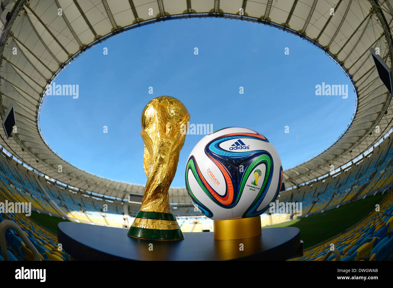 Brazuca, matchball officiel de la Coupe du Monde de la FIFA, Brésil 2014 et le trophée de la Coupe du Monde au stade Maracana Banque D'Images