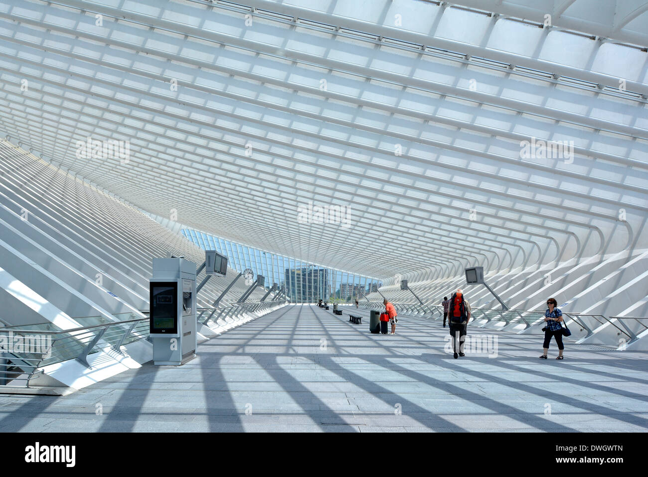 La plate-forme de la gare groupe Backpacker chargé avec kit de sac à dos dans les transports modernes de construction de toit verre conseil départs & réveil Belgique Liège Banque D'Images
