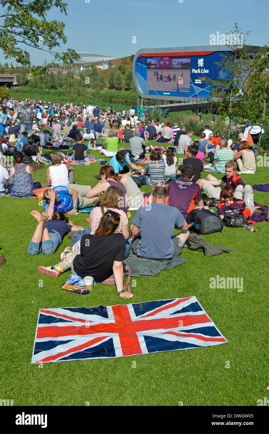 Les spectateurs à regarder un écran de télévision géant aux Jeux paralympiques dans le Queen Elizabeth Olympic Park 2012 Banque D'Images