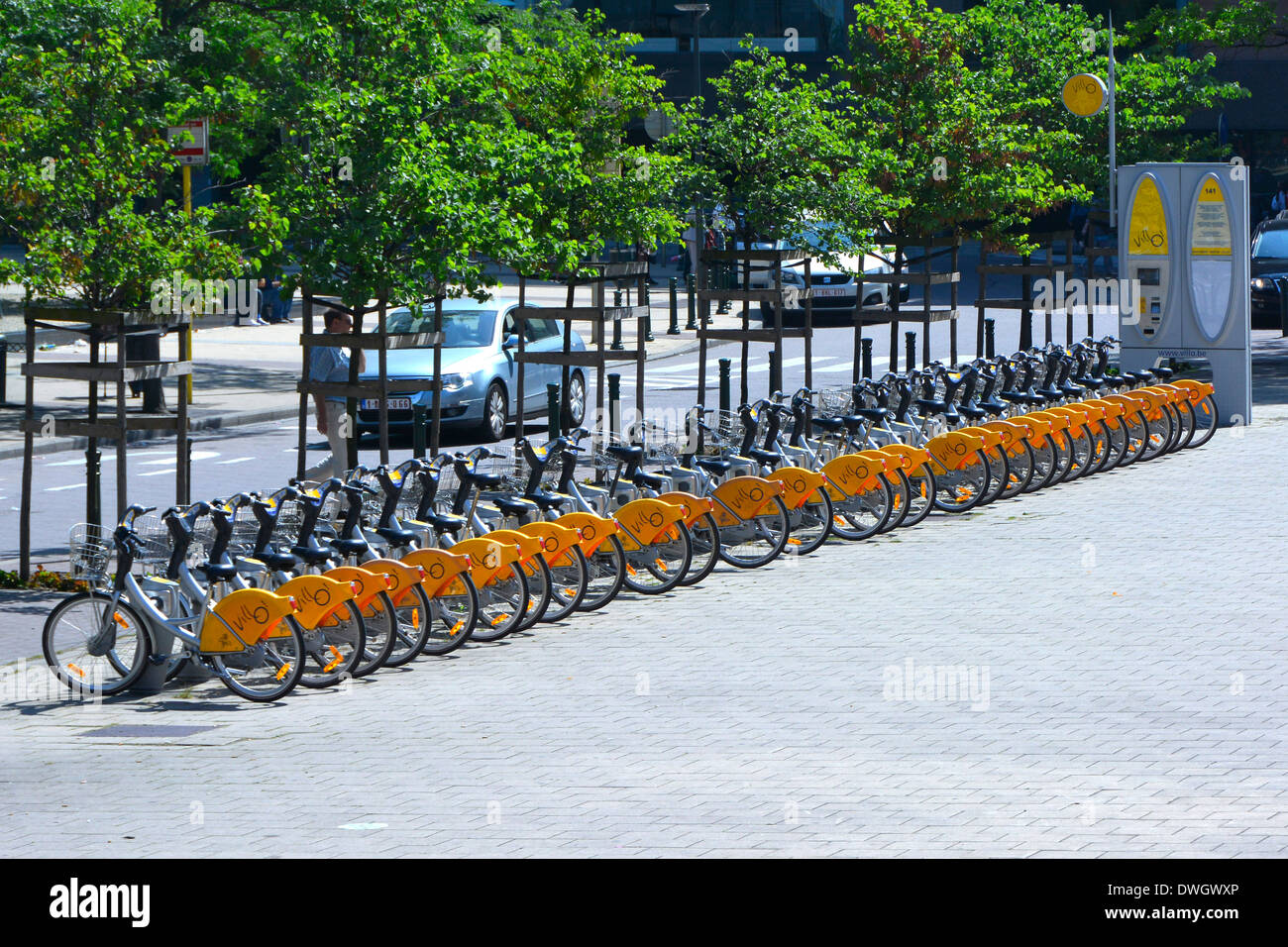 Louer un vélo Villo pleine d'une station de location de bicyclettes Banque D'Images