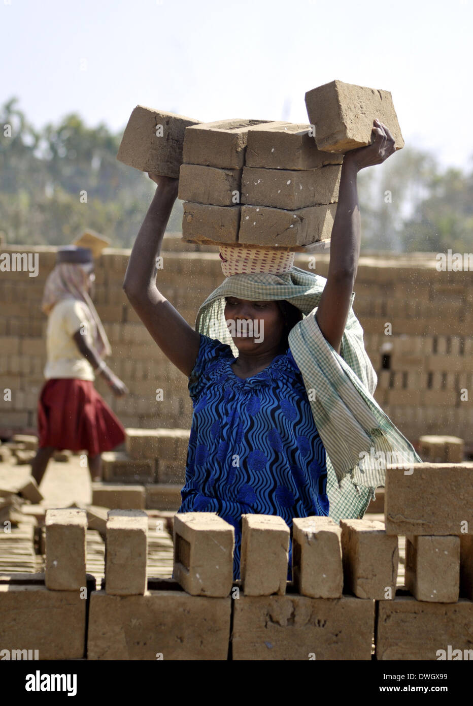 (140308) -- d'Agartala, le 8 mars 2014 (Xinhua) -- une femme ouvrier travaille dans un four en briques au cours de la Journée internationale de la femme à la périphérie de Agartala, Inde, le 8 mars 2014. (Xinhua/Stringer) Banque D'Images