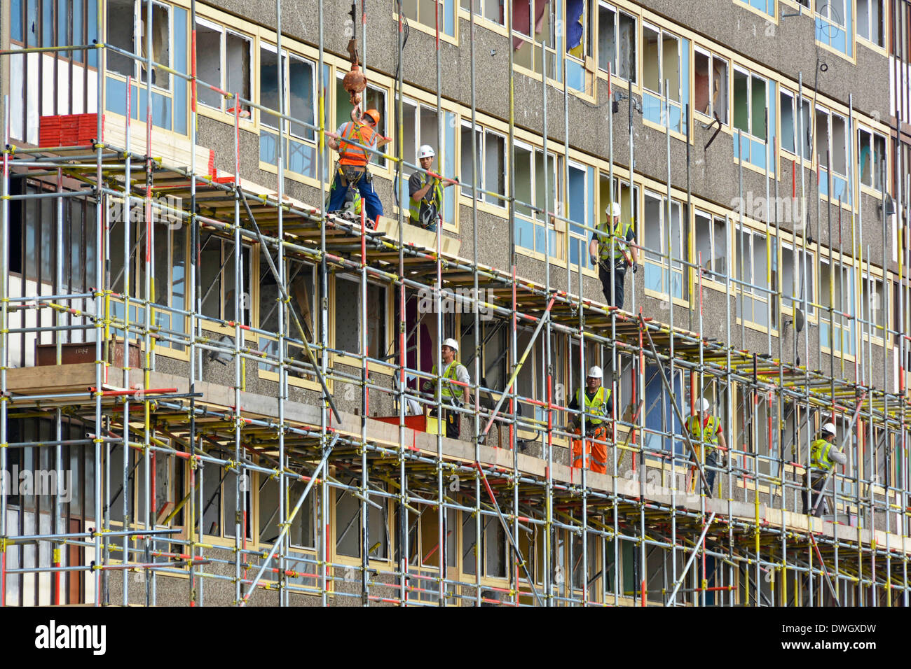 Scaffolders travaillant sur l'une des grande hauteur vide Heygate Estate blocs de logements sociaux en vue de démolition Southwark London England UK Sud Banque D'Images