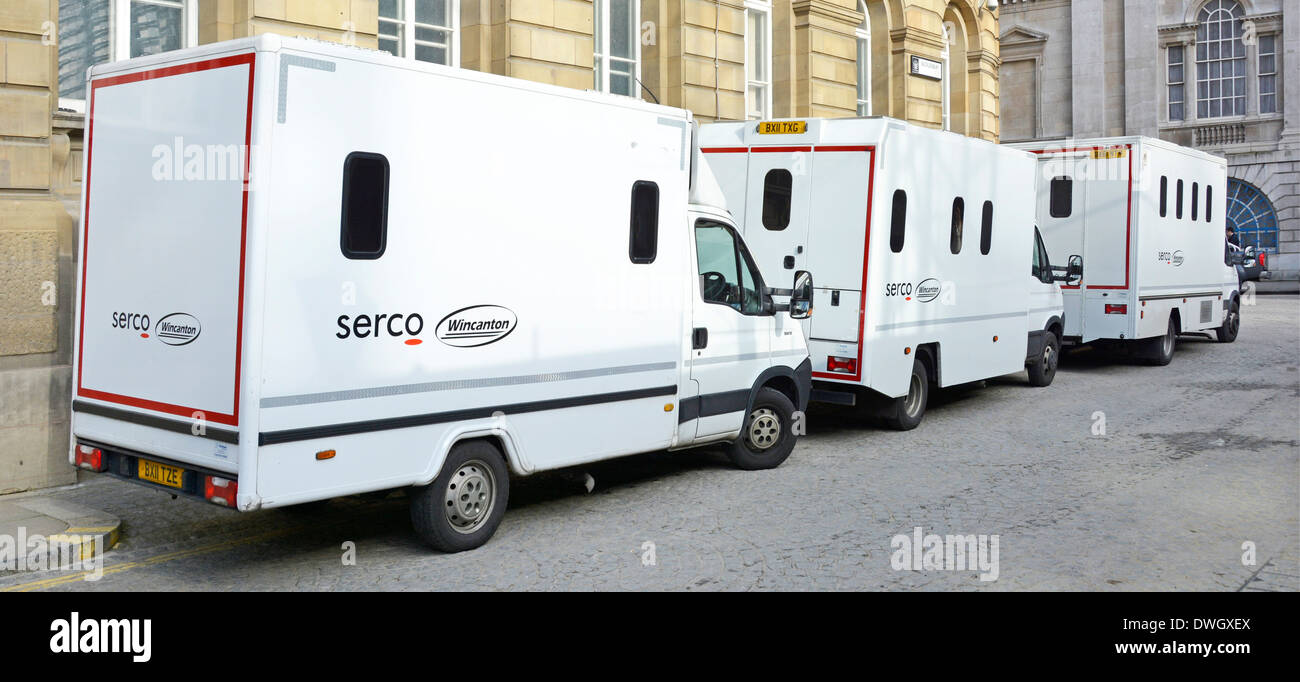 Trois co-entreprise Wincanton transport Serco prisonnier cars stationnés devant l'entrée du palais de l'arrière à Ville de London Magistrates Court Banque D'Images