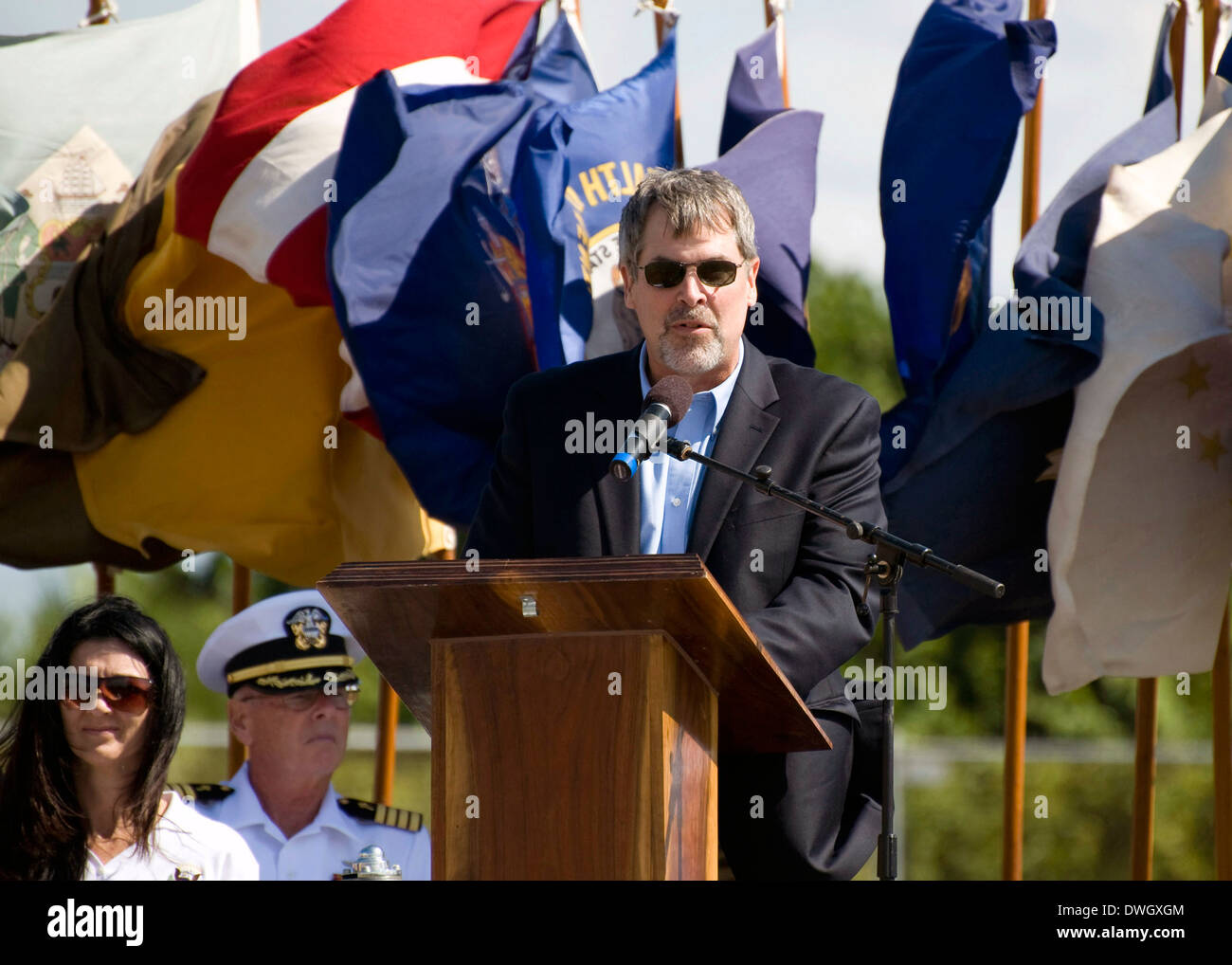 Le Capitaine Richard Phillips, ancien capitaine du navire porte-conteneurs MV Maersk Alabama, membres de l'équipe d'étanchéité grâce à son sauvetage dramatique en mer au cours d'une cérémonie à la Marine Nationale UDT-SEAL Museum, le 7 novembre 2009 à Fort Pierce, Floride. Le dimanche de Pâques, le 12 avril 2009, Phillips a été sauvé après avoir été retenu en captivité par de présumés pirates somaliens dans l'embarcation pendant cinq jours après l'échec d'une tentative de détournement au large des côtes somaliennes. Banque D'Images