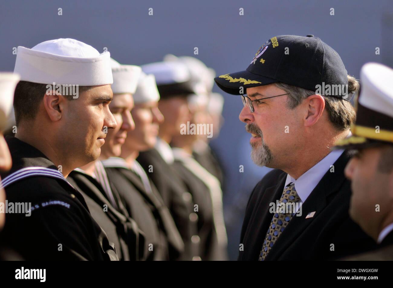 Le Capitaine Richard Phillips, ancien capitaine du navire porte-conteneurs MV Maersk Alabama, grâce marins du destroyer lance-missiles USS Bainbridge pour son sauvetage dramatique en mer au cours d'une cérémonie le 19 novembre 2009 à Norfolk, en Virginie. Le dimanche de Pâques, le 12 avril 2009, Phillips a été sauvé après avoir été retenu en captivité par de présumés pirates somaliens dans l'embarcation pendant cinq jours après l'échec d'une tentative de détournement au large des côtes somaliennes. Banque D'Images