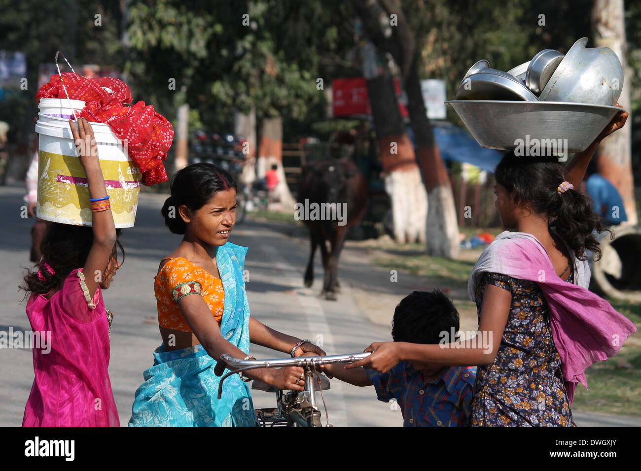 Bailey Road, Patna, Bihar, Inde, le 08 mars, 2014. Les femmes portent des vêtements et des ustensiles pour laver à rue sur la Journée internationale de la femme. Photo par Rupa Ghosh/Alamy Live News. Banque D'Images