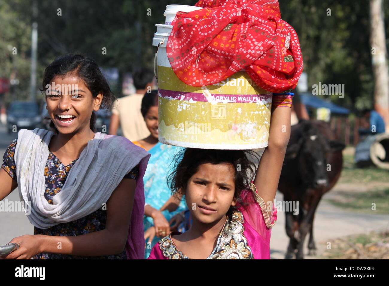 Bailey Road, Patna, Bihar, Inde, le 08 mars, 2014. Les femmes portent des vêtements à laver à rue sur la Journée internationale de la femme. Photo par Rupa Ghosh/Alamy Live News. Banque D'Images