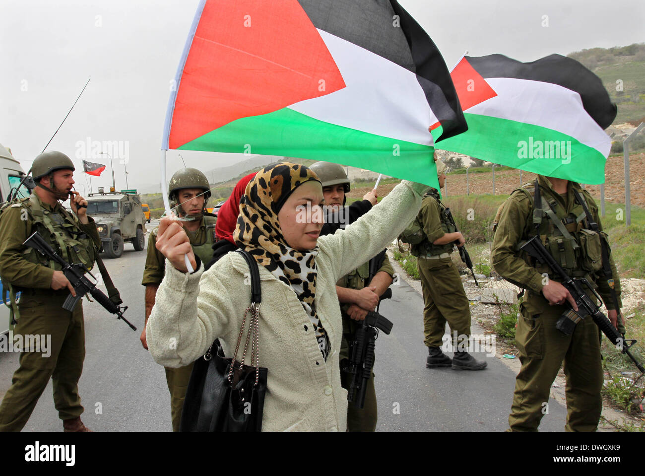 Naplouse, territoire palestinien. Mar 8, 2014. Une femme palestinienne prend part à une manifestation marquant la Journée internationale des femmes au poste de contrôle de Hawara, près de la ville cisjordanienne de Naplouse, le 8 mars 2014. Les femmes activistes ont organisé une manifestation ici le samedi pour réclamer la fin de l'occupation israélienne. Credit : Ayman Nobani/Xinhua/Alamy Live News Banque D'Images